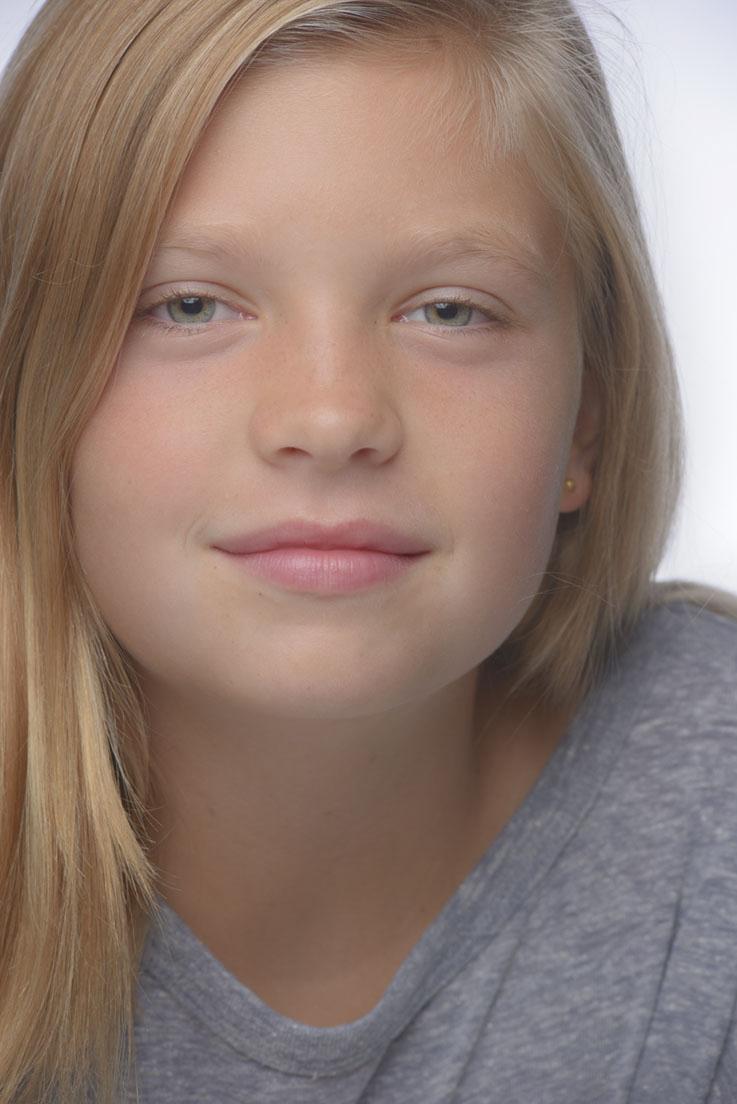 actor Lily Hansen large photo