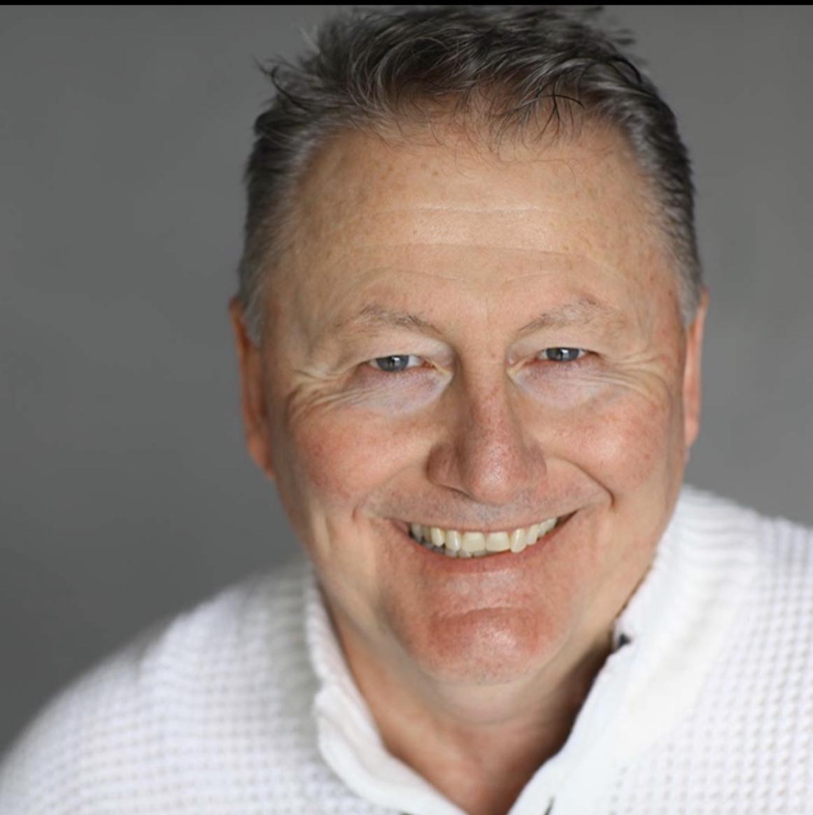 actor Glenn Robin large photo