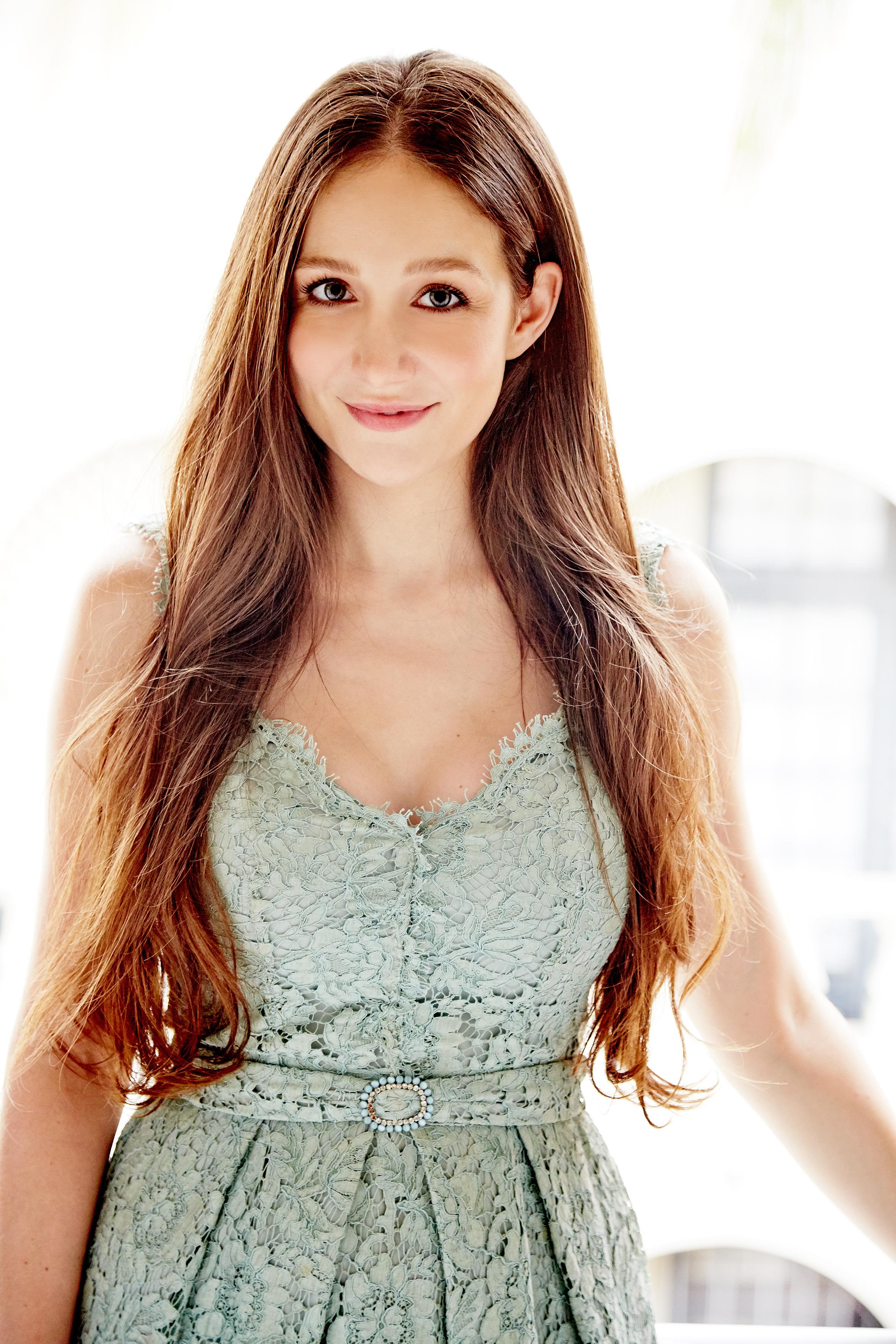 actor Margaux Harris large photo