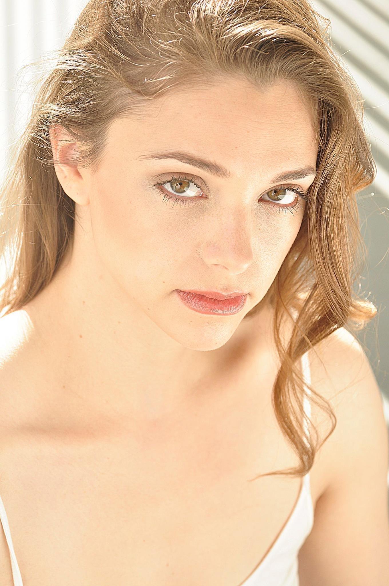 actor Alexandra Lindsay large photo