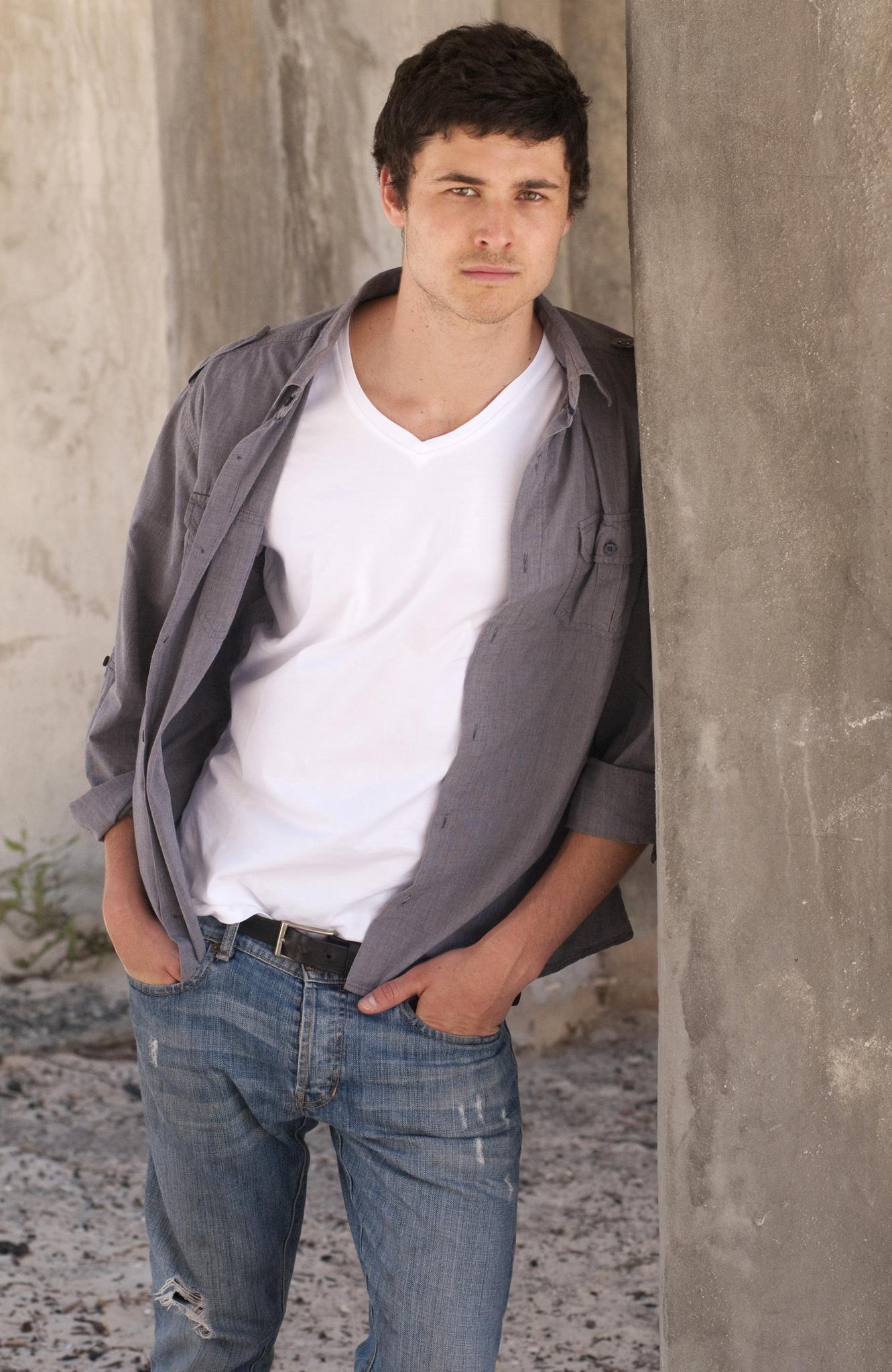 actor Tom Hobbs large photo