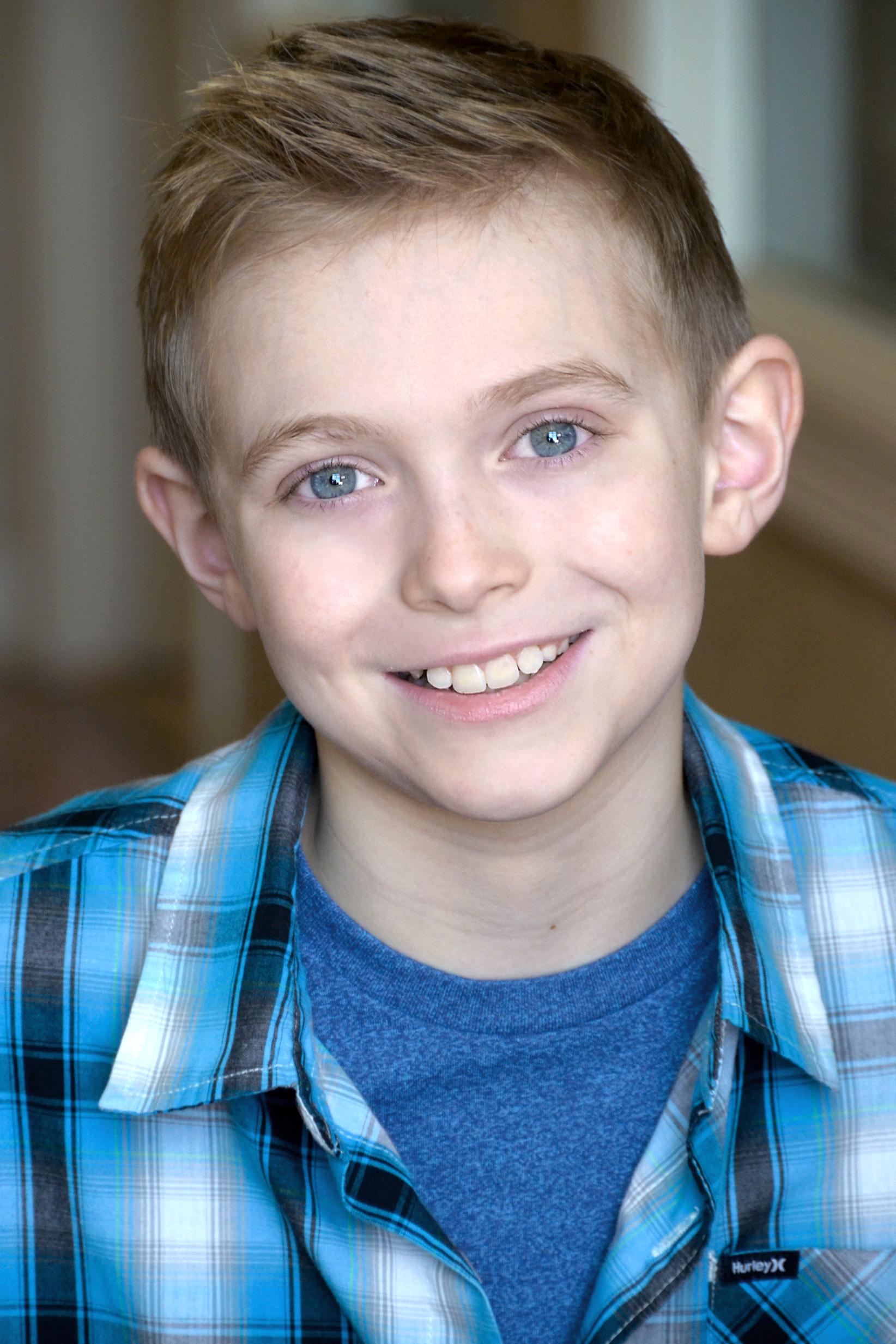 actor Gabriel Bennett large photo