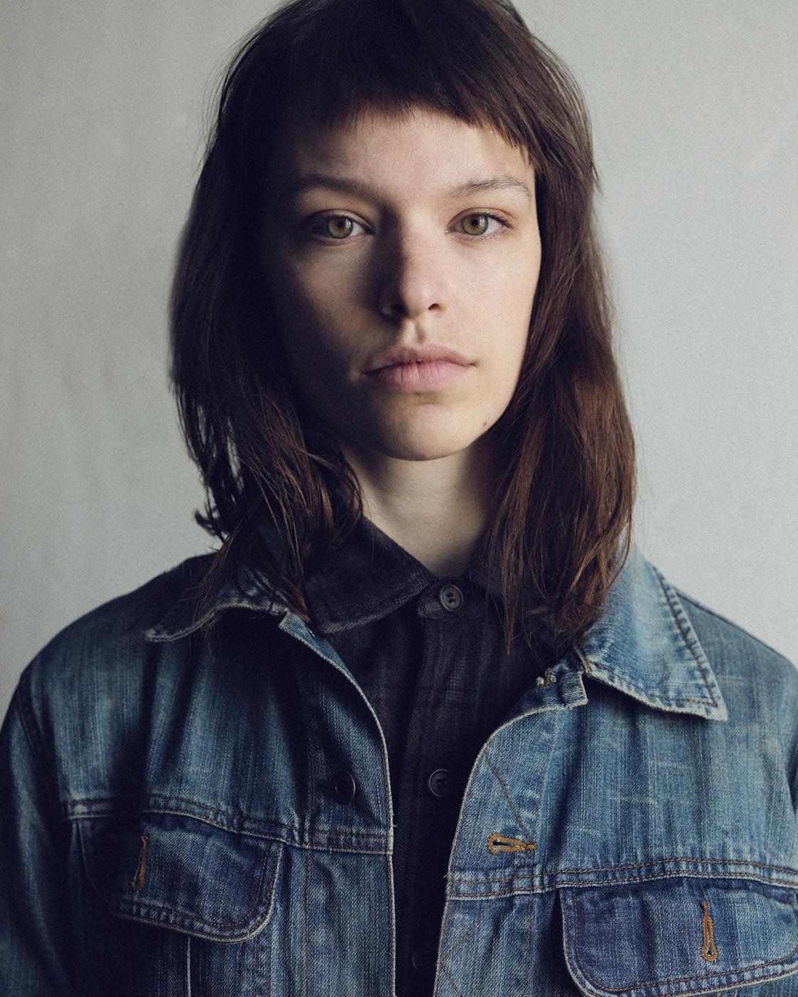 actor Chloe Caemmerer large photo