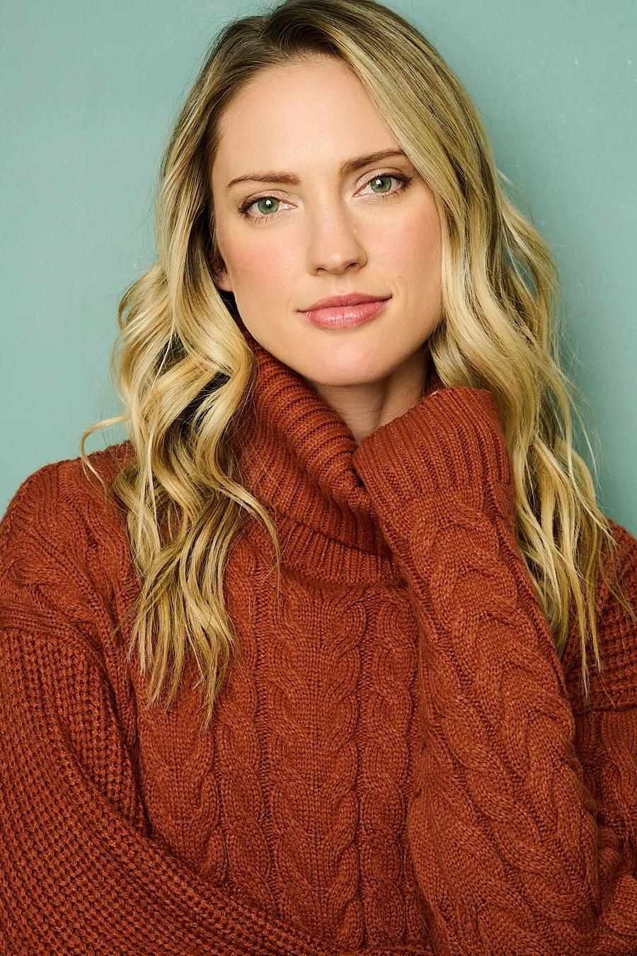 actor Ciara Hanna large photo