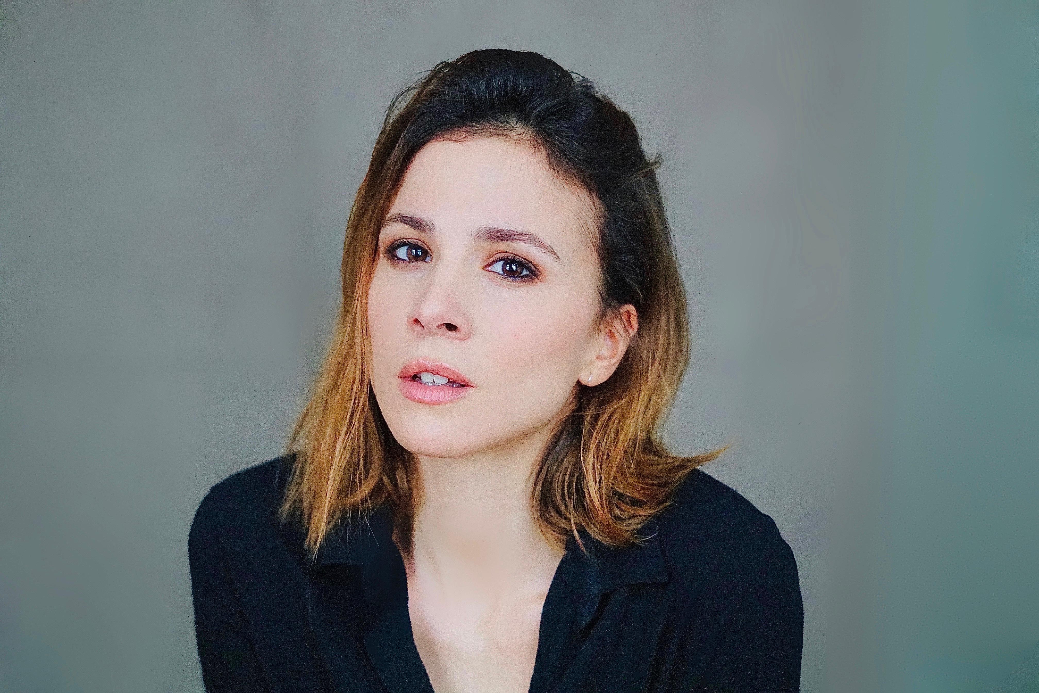 actor Aylin Tezel large photo