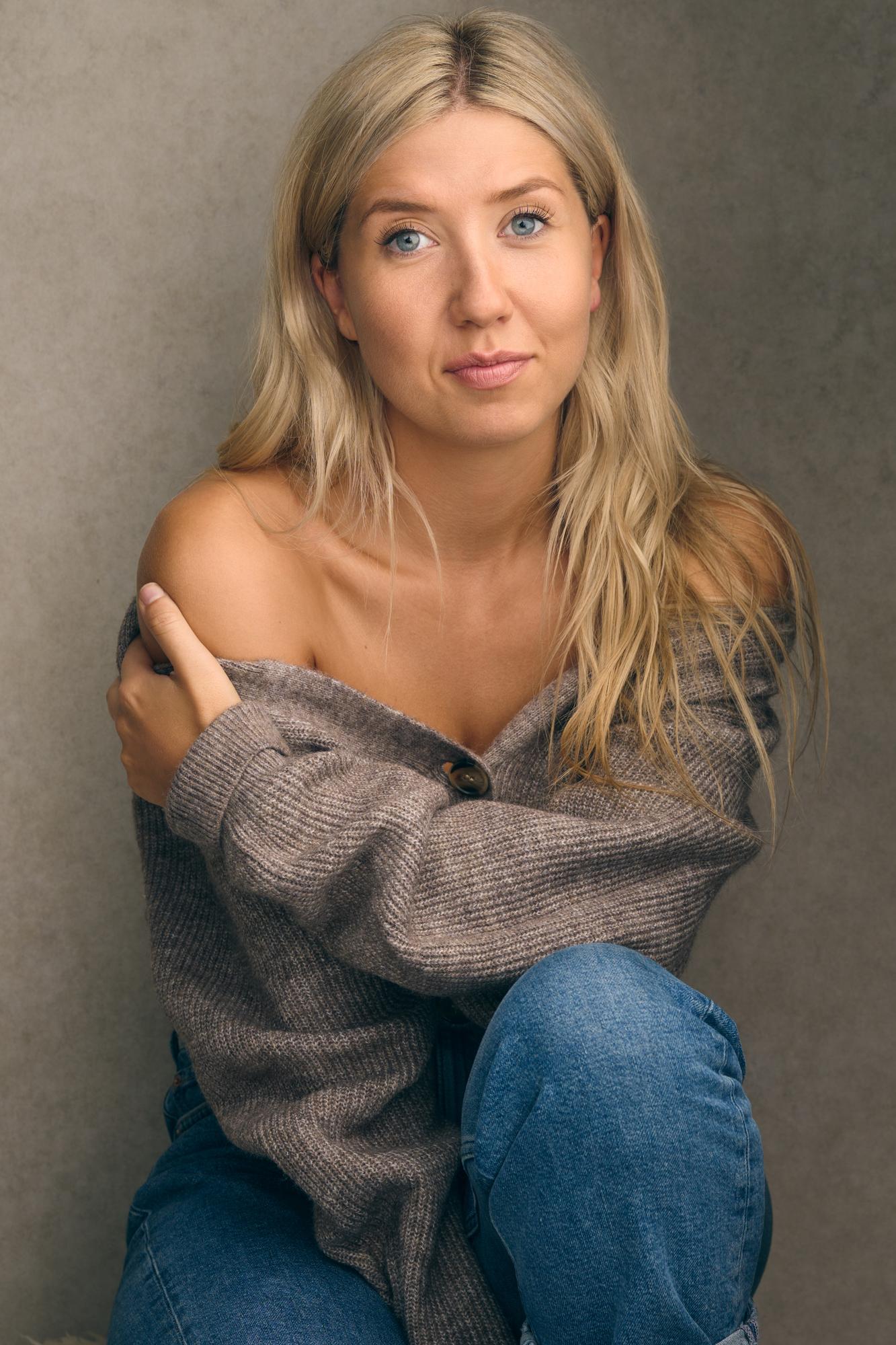 actor Ali Hardiman large photo