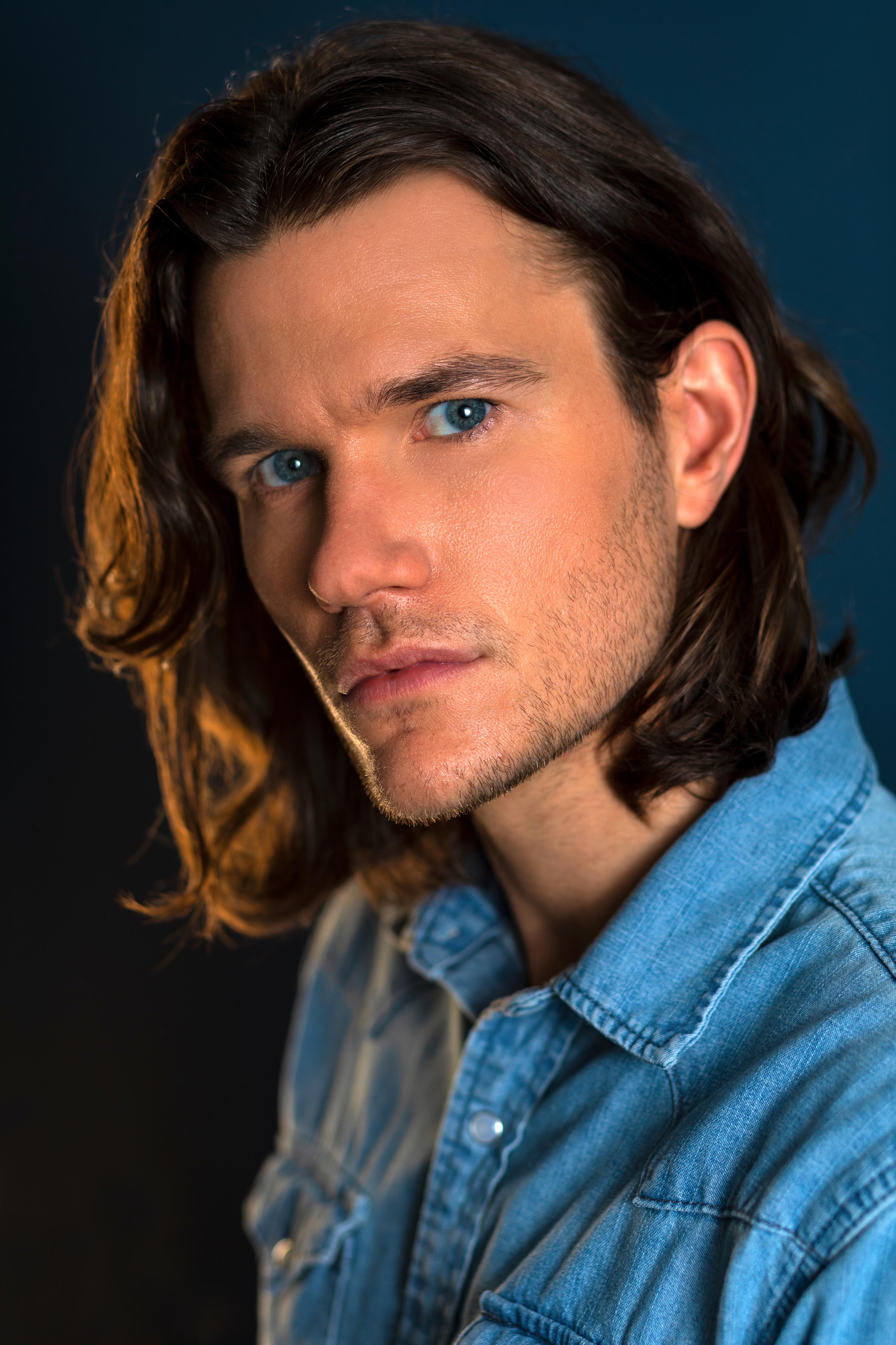 actor Sam Schweikert large photo