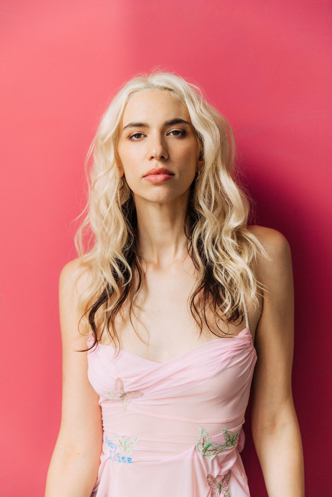 actor Sarah Coffey large photo