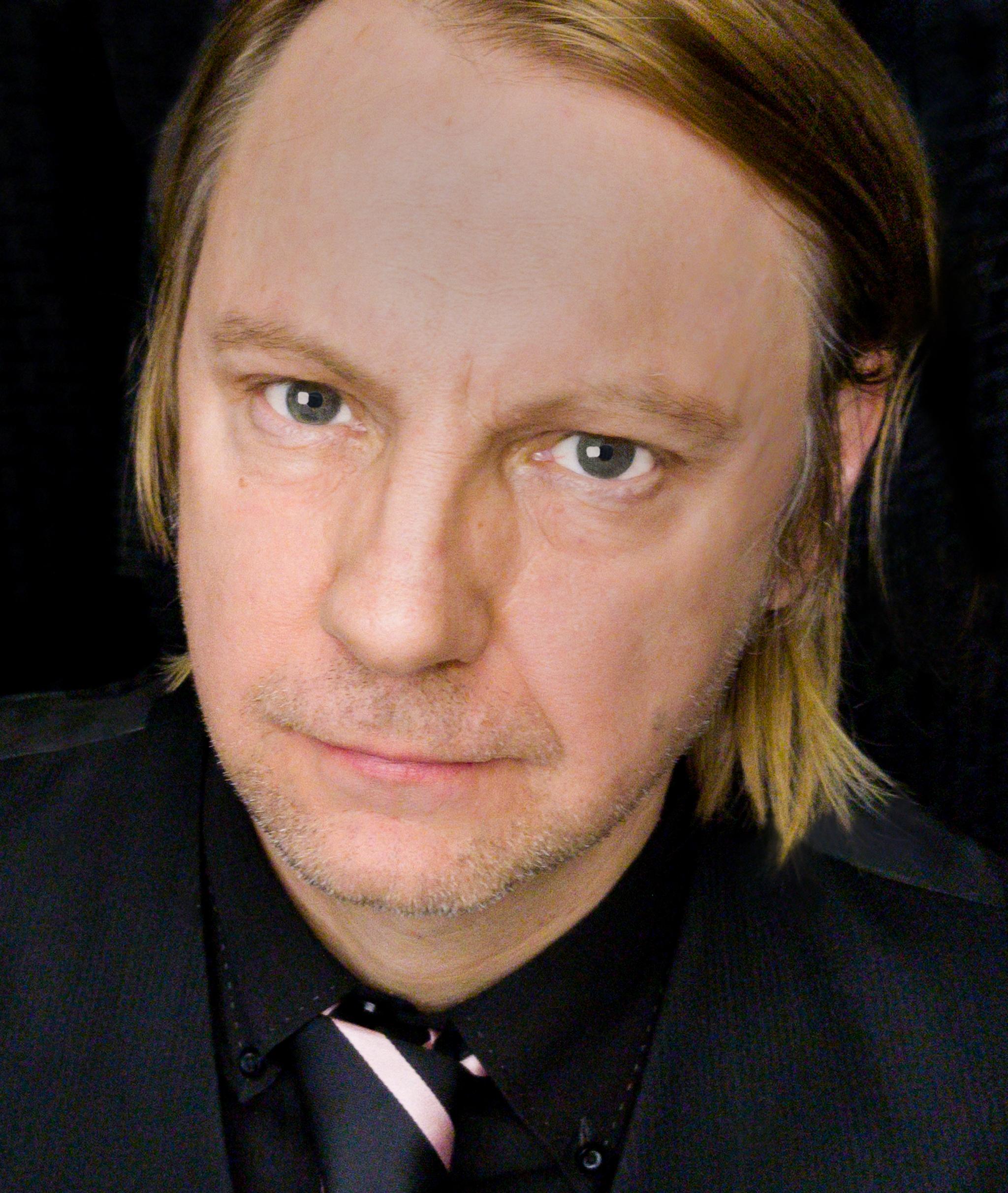 actor Martin Ewens large photo