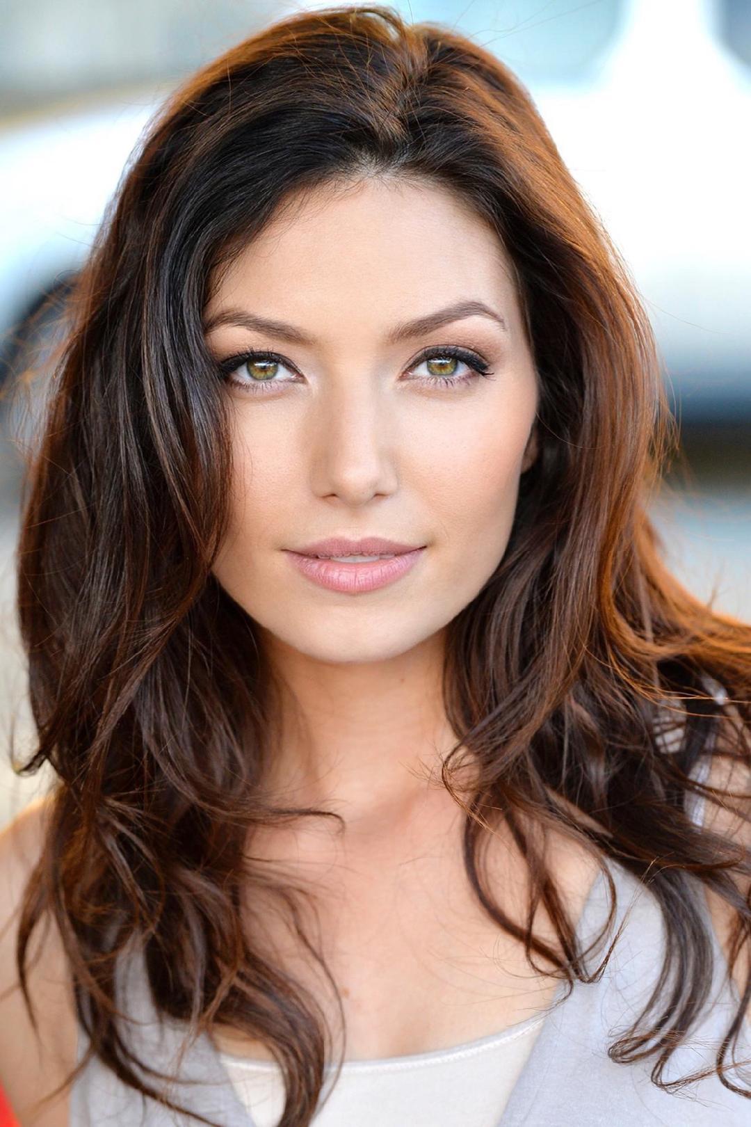 actor Sarah Alami large photo