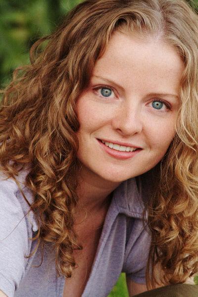 actor Anna Cummer large photo