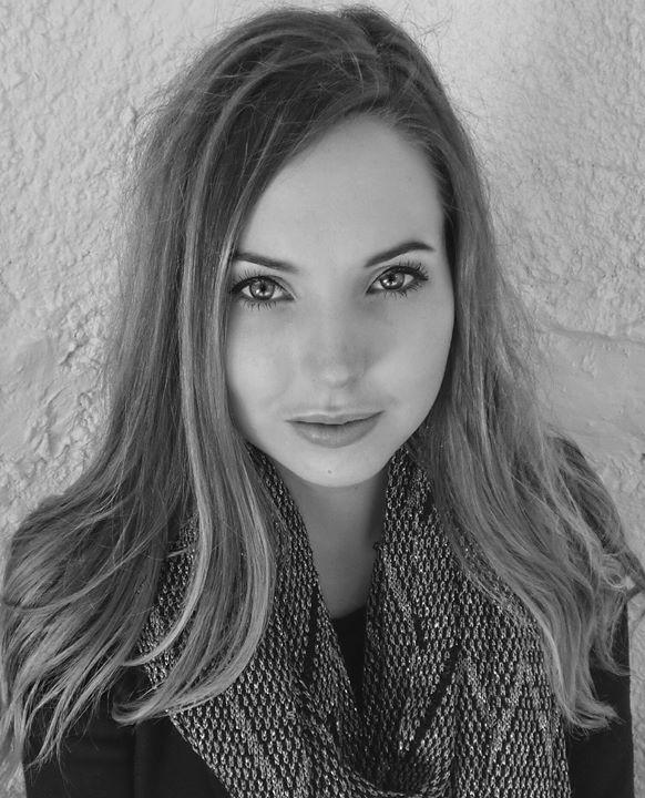 actor Jessica Messenger large photo