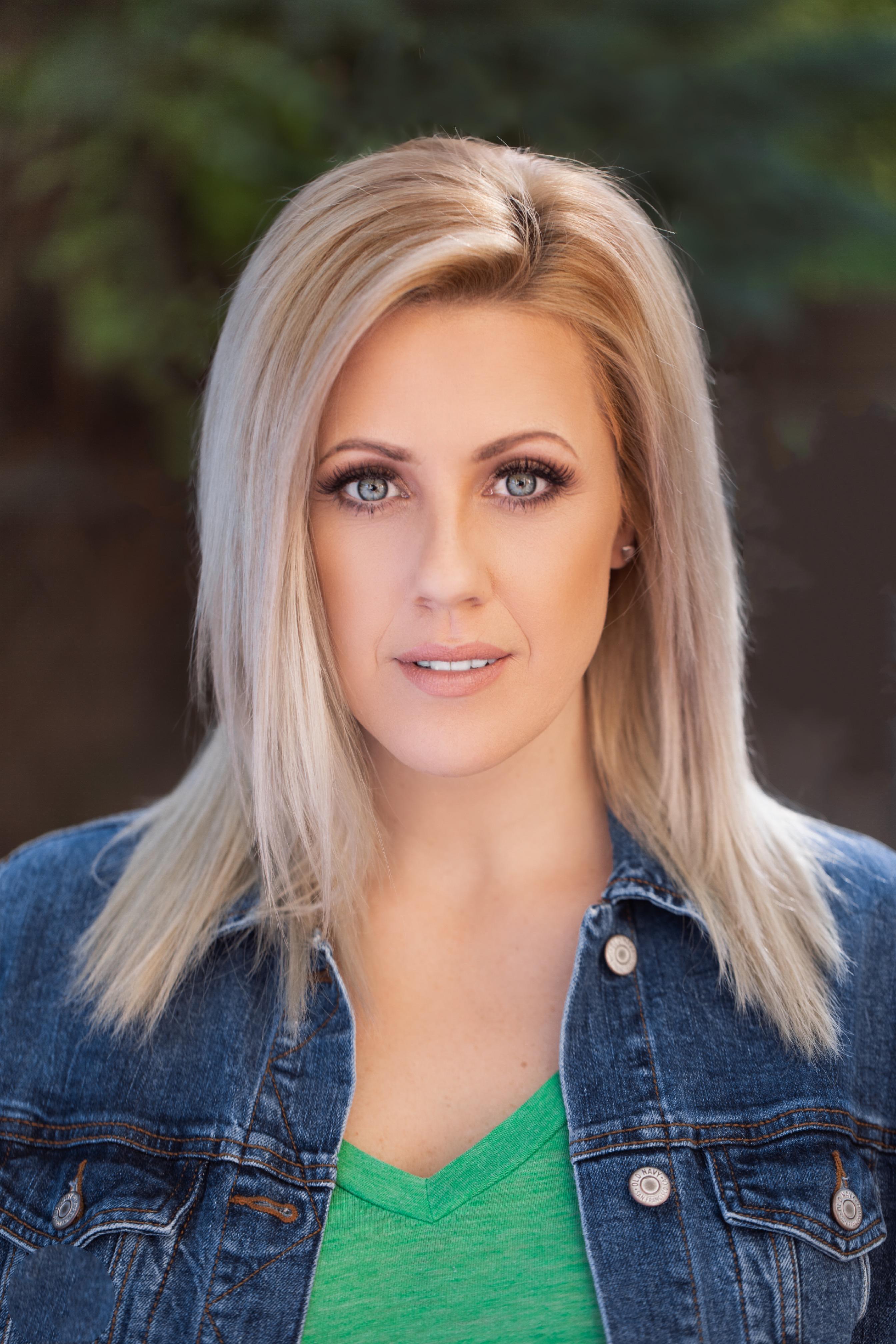 actor Sarah Schueler large photo