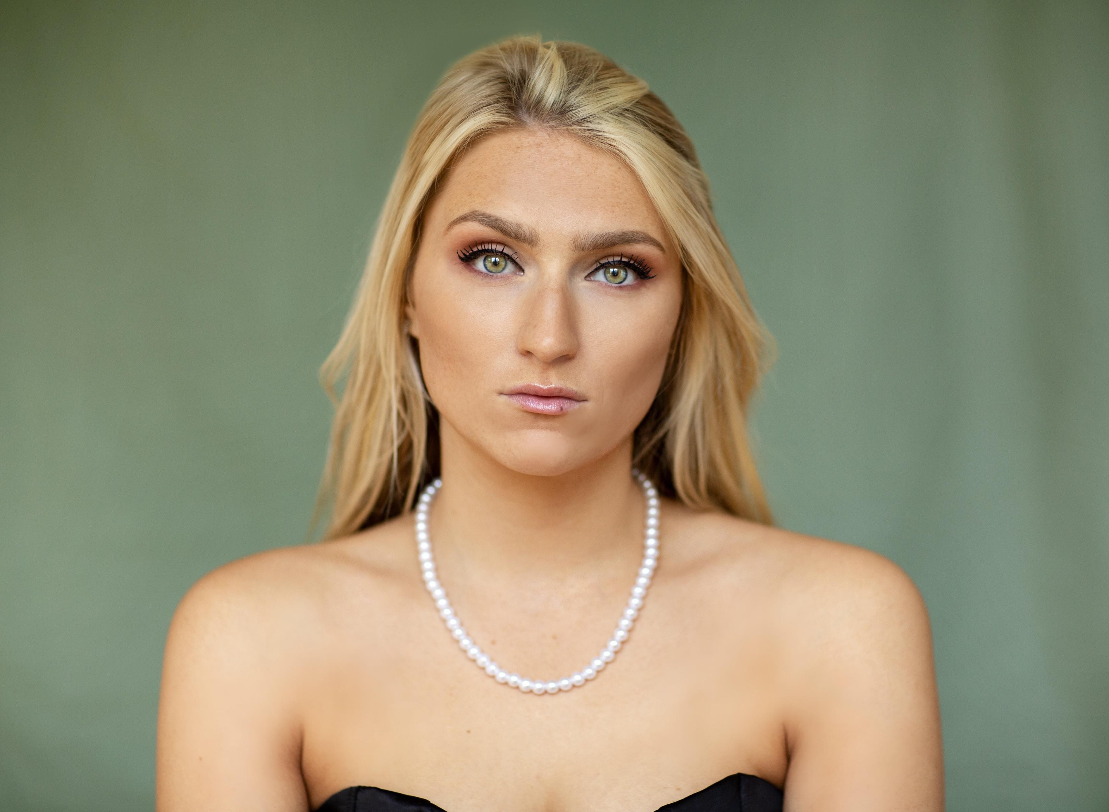 actor Emily Buchan large photo