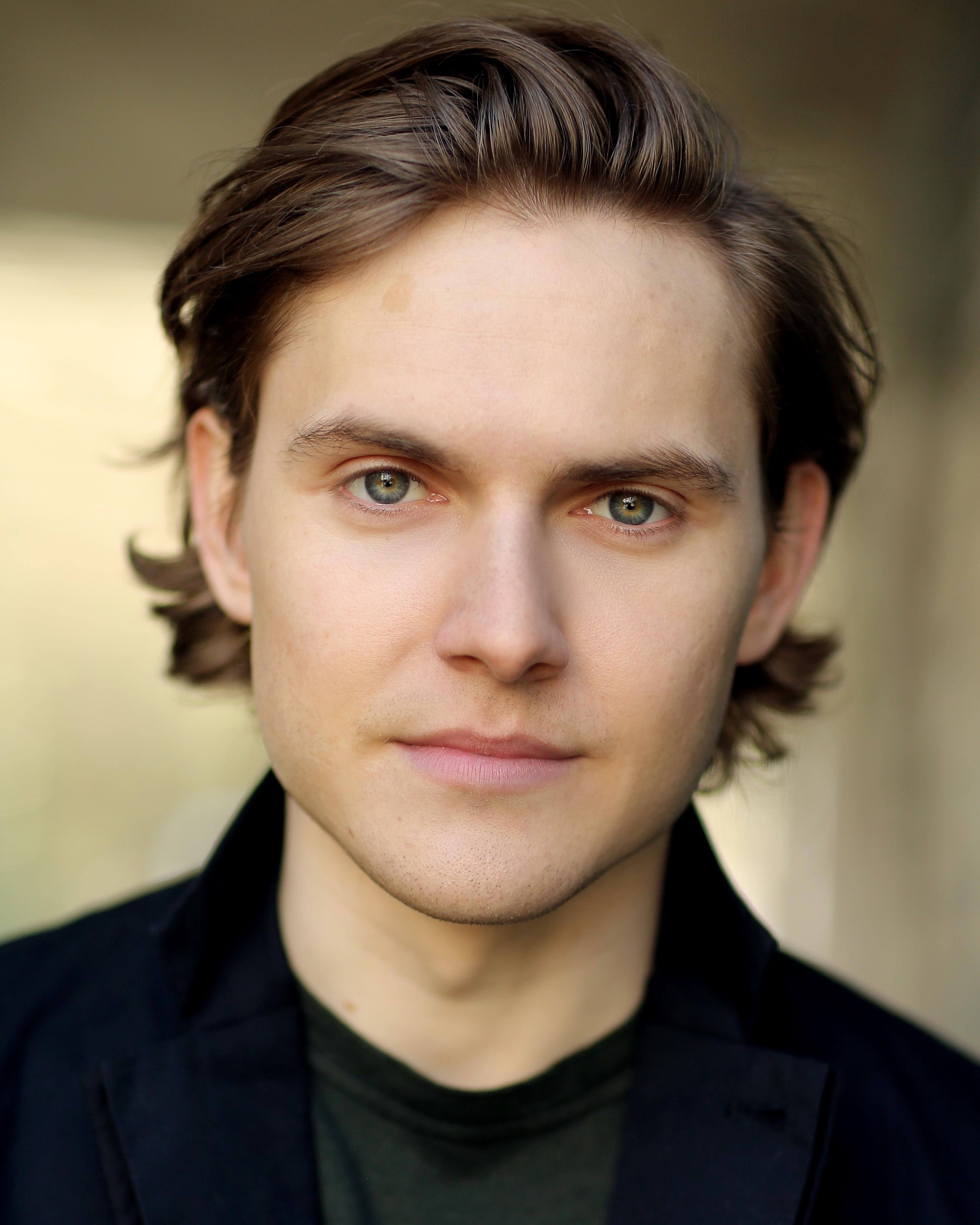 actor Oliver Coopersmith large photo