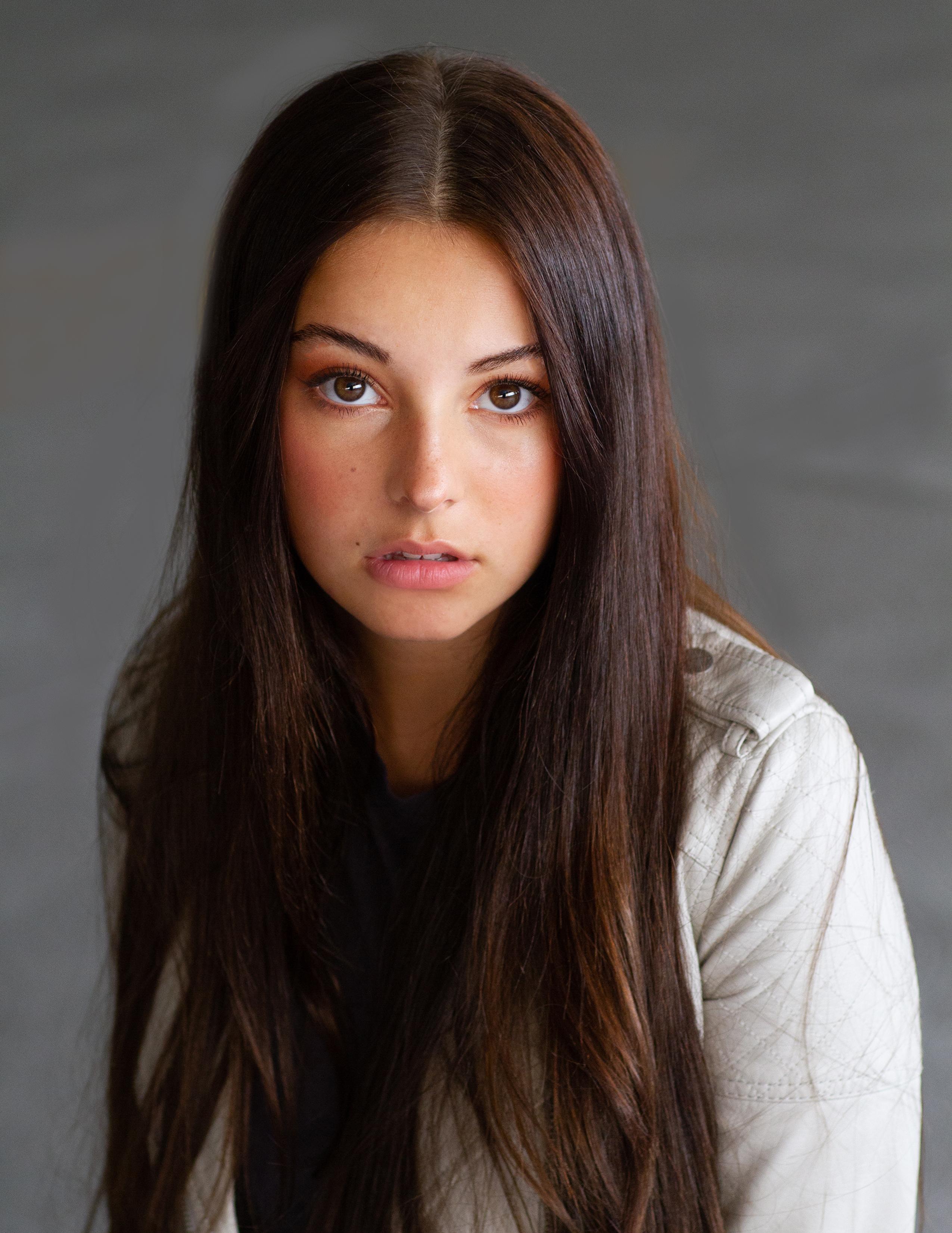 actor Belle Warren large photo