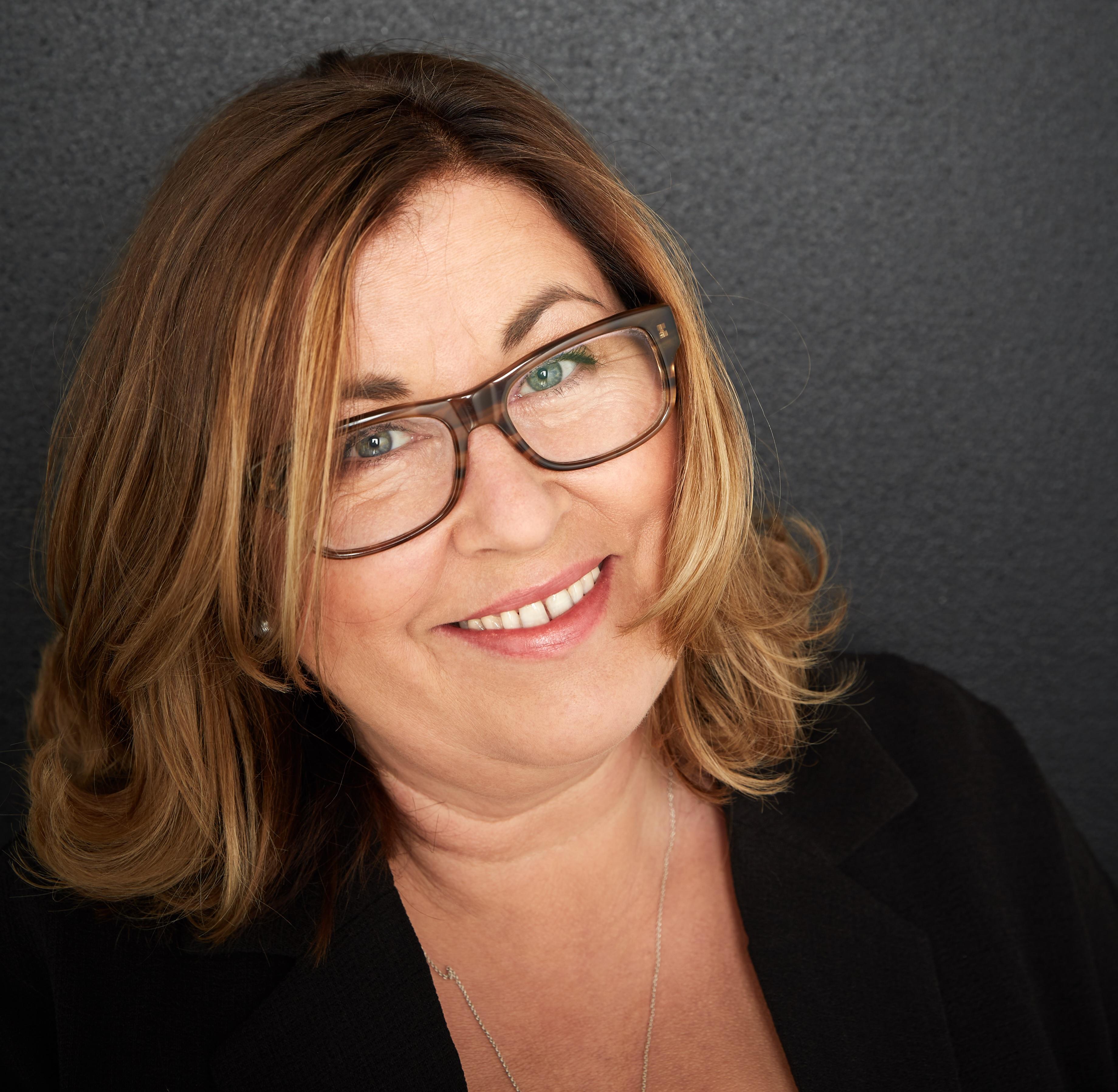 actor Liza Tarbuck large photo