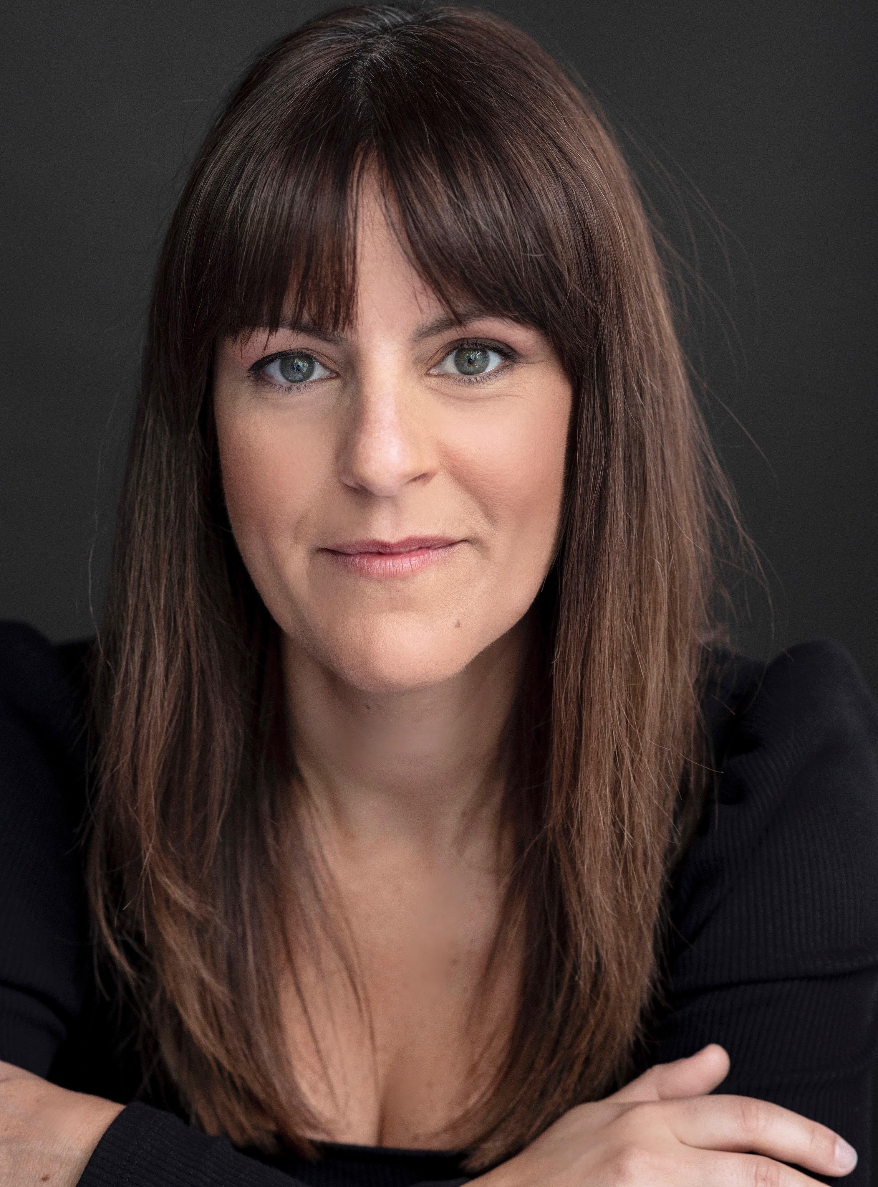 actor Anna Carvalho large photo