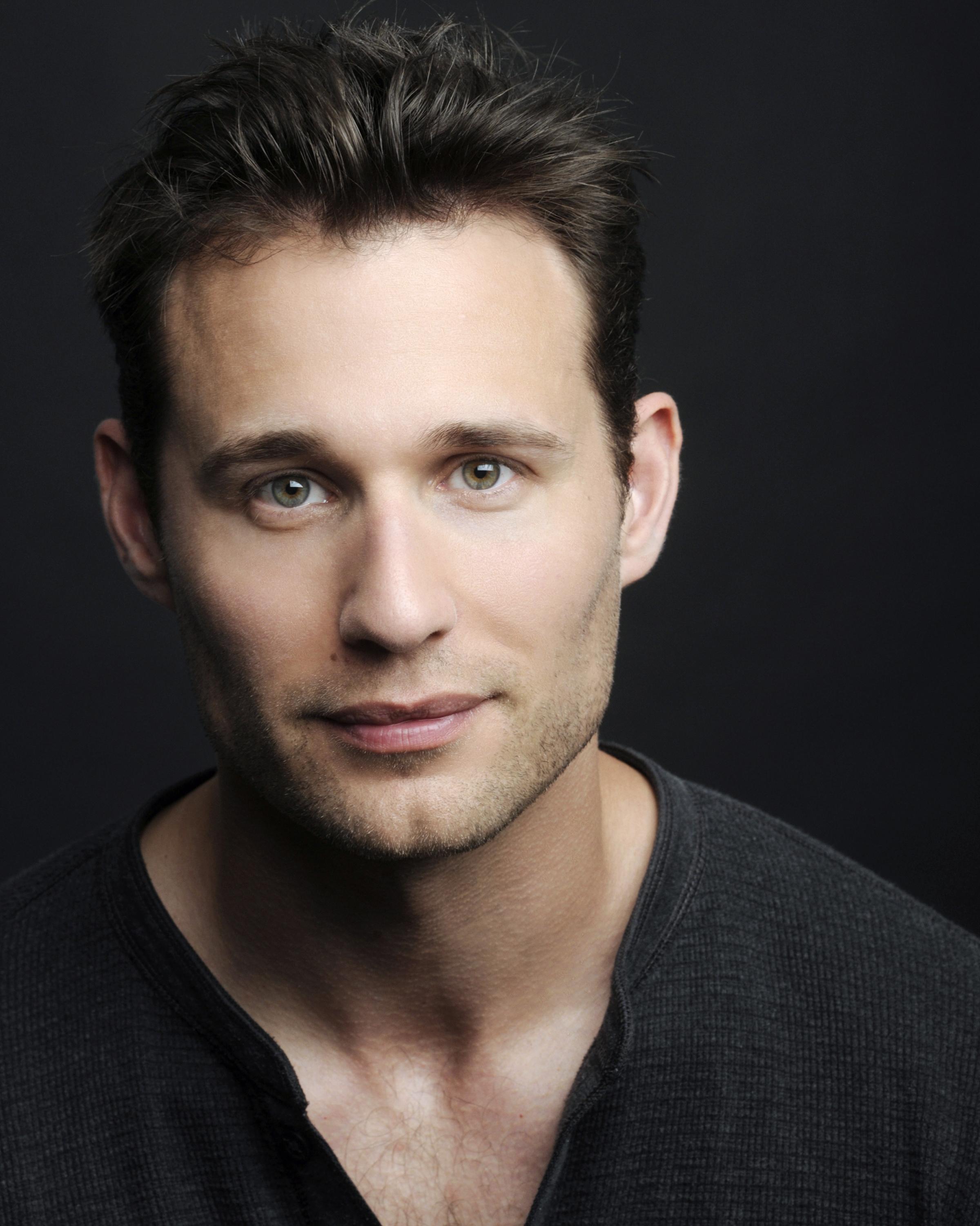 actor Travis Oliver large photo