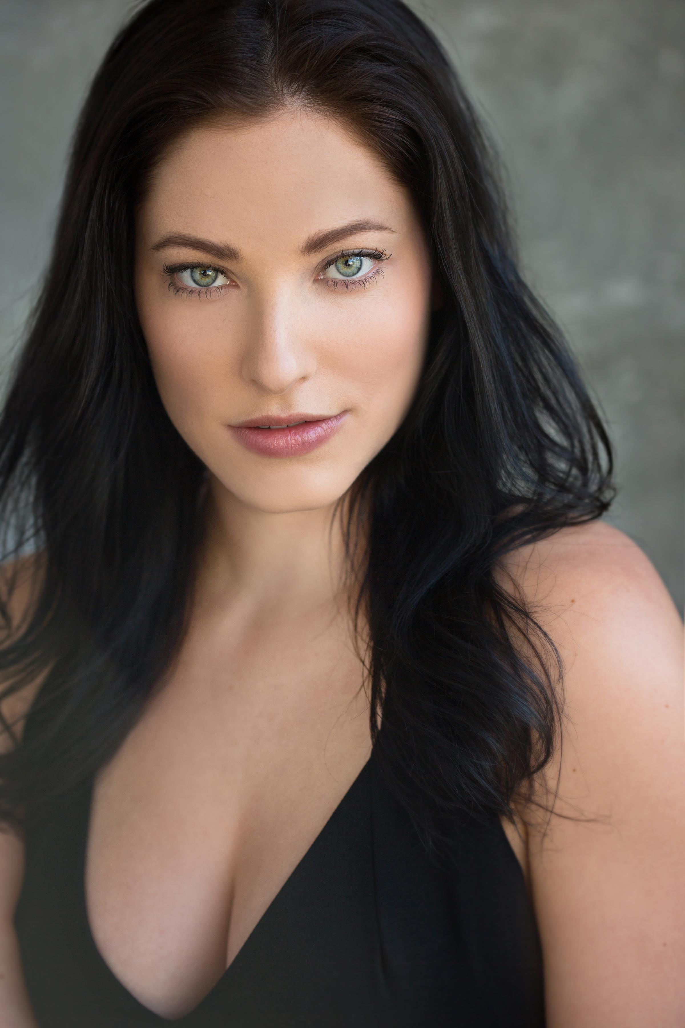 actor Katie Strain large photo