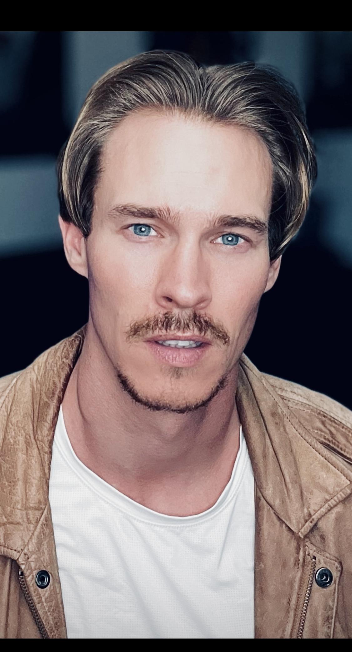 actor Aaron Cavette large photo