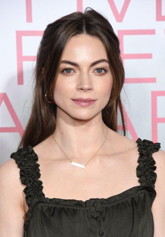 actor Caitlin Carver large photo
