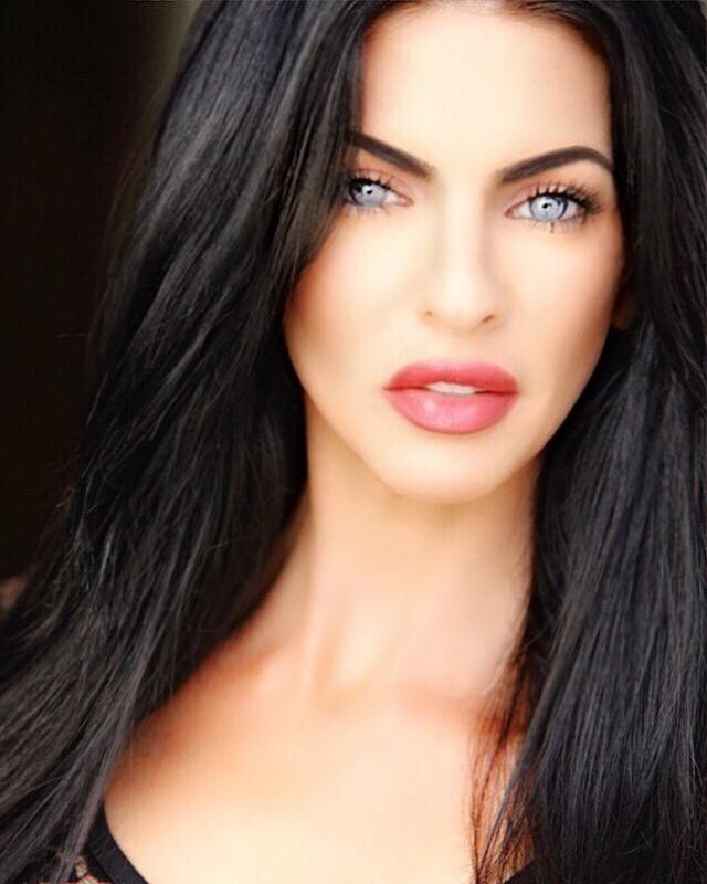 actor Elle E. Wallace large photo