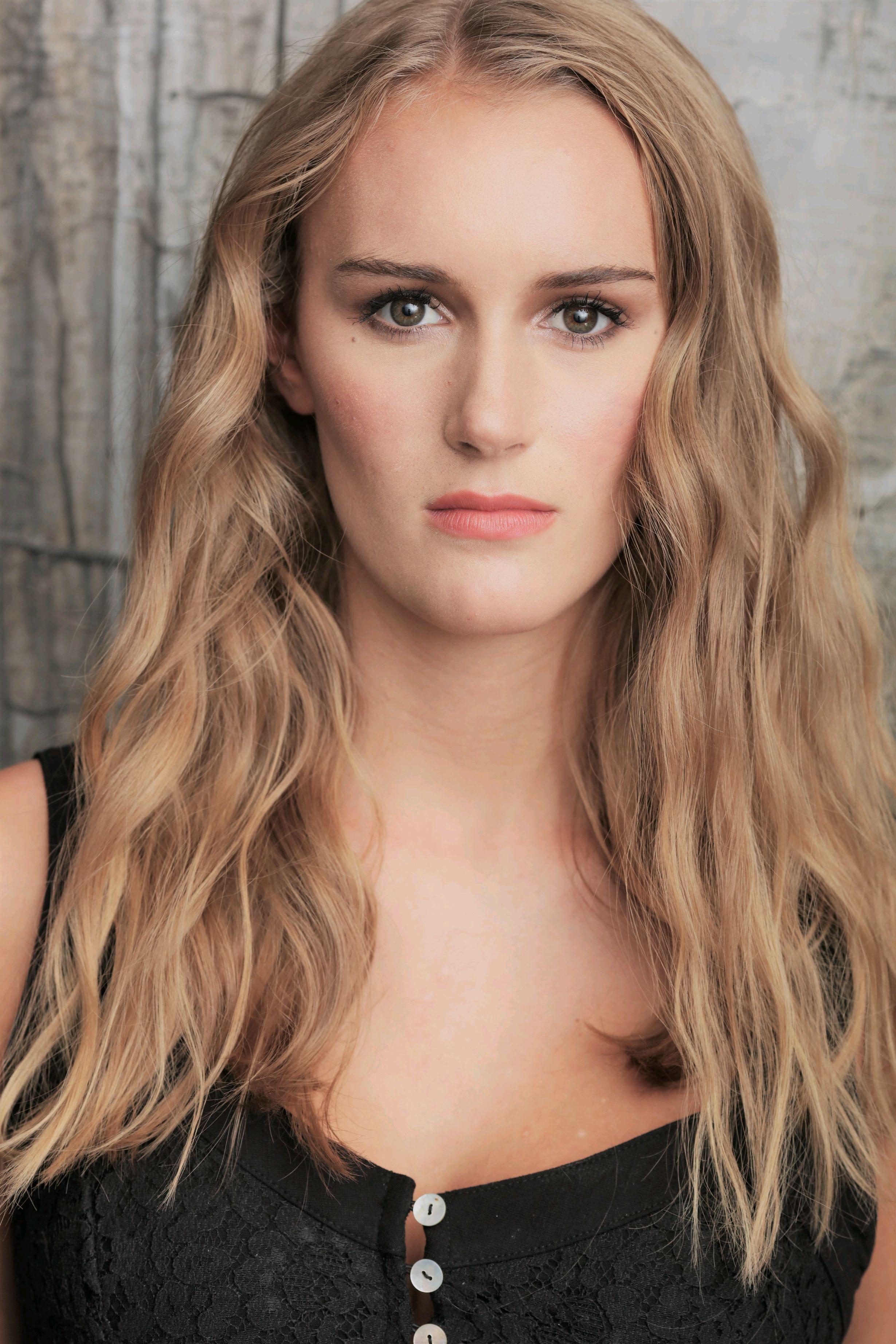 actor Tara Brandenberger large photo