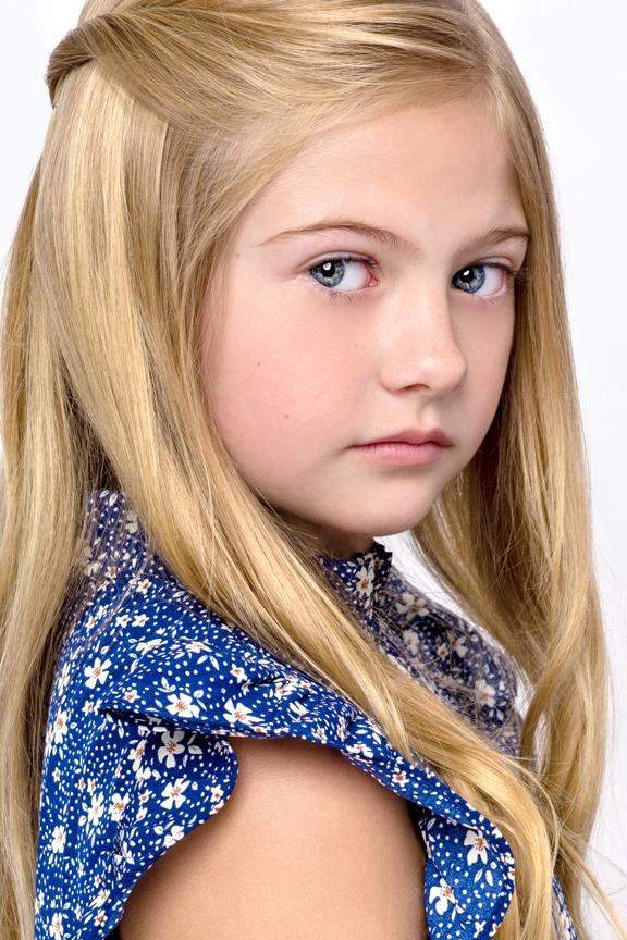 actor Aria Surrec large photo