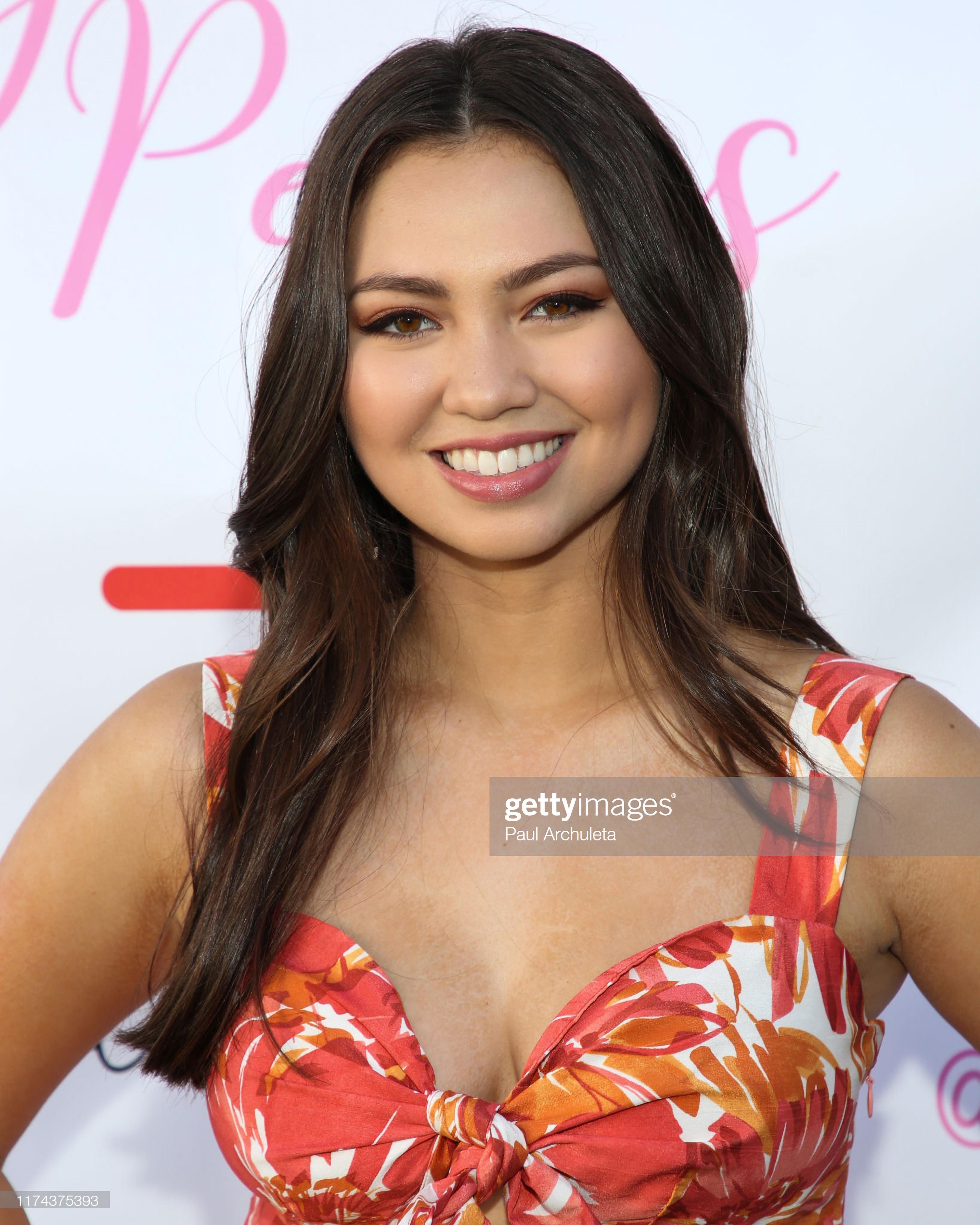 actor Carly Peeters large photo