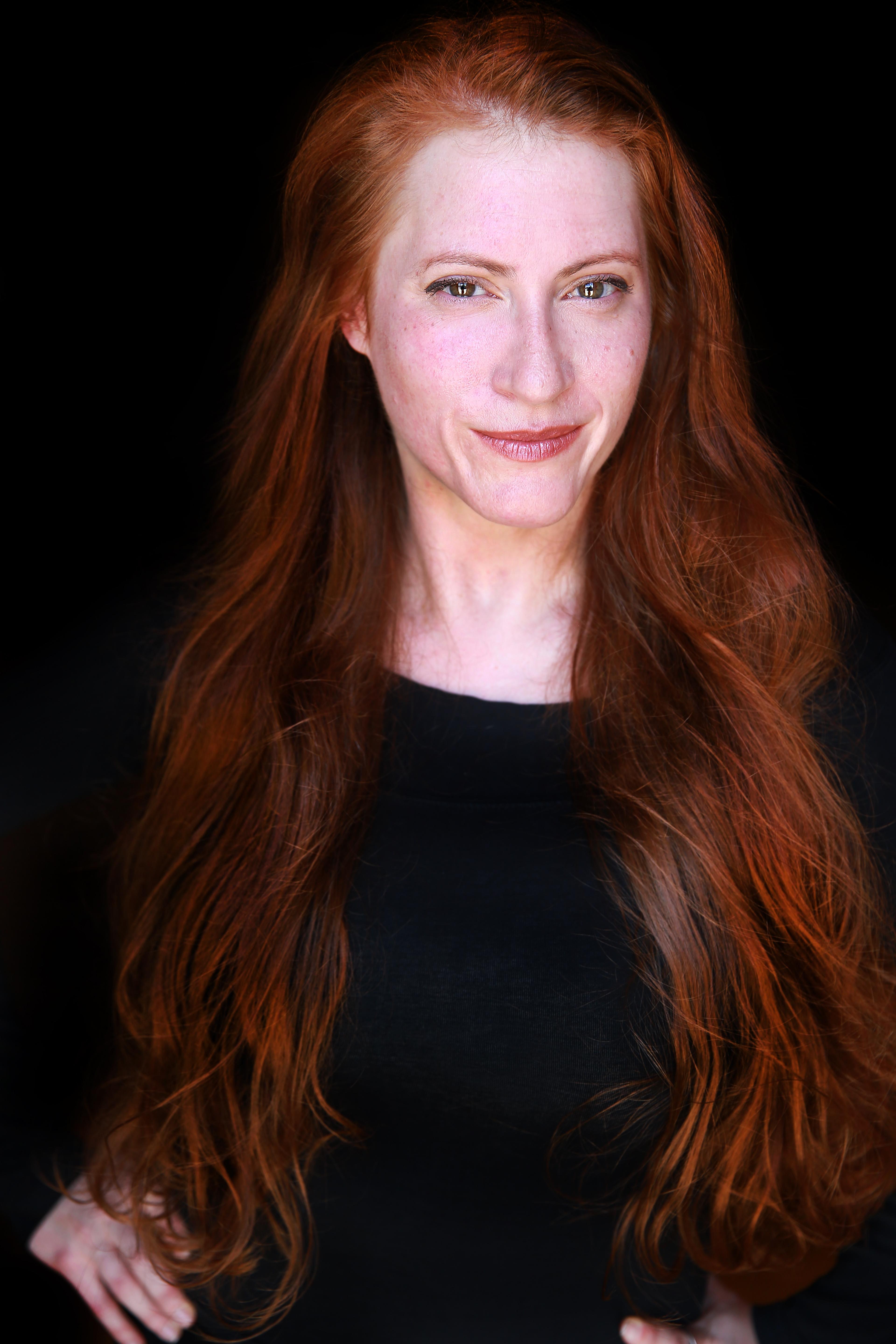 actor Lara Taillon large photo