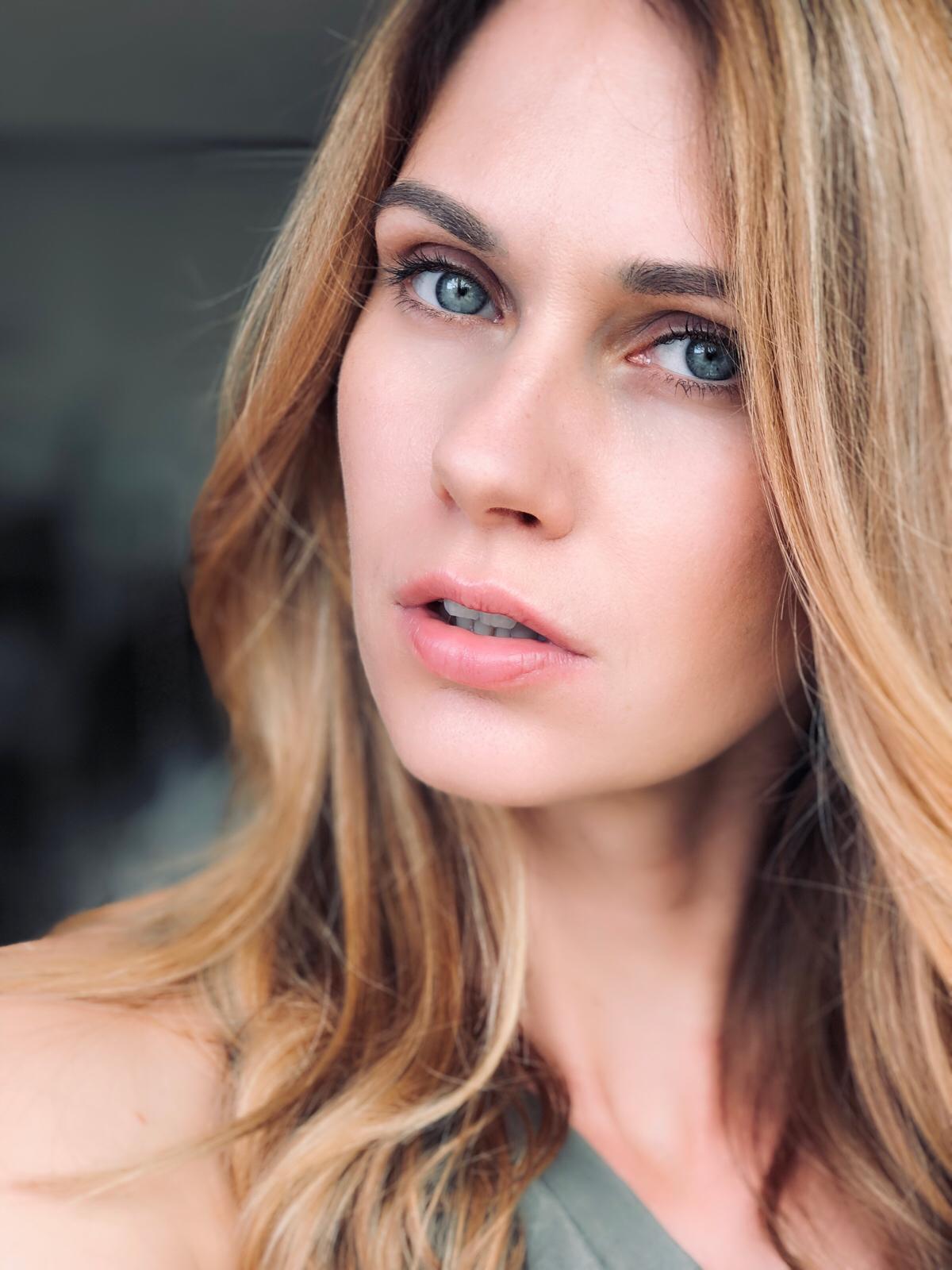 actor Eve Borchardt large photo