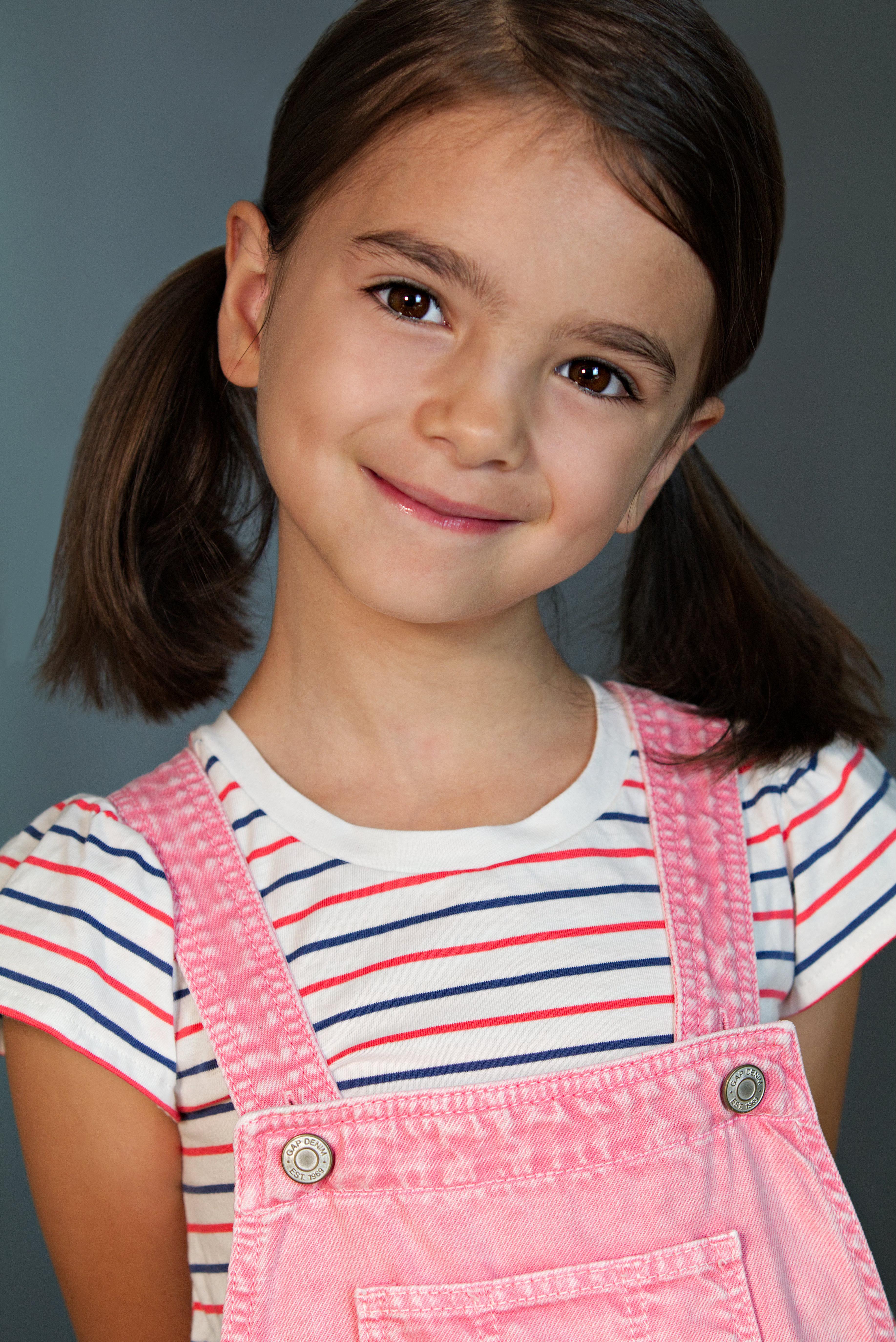 actor Sofie Nesanelis large photo