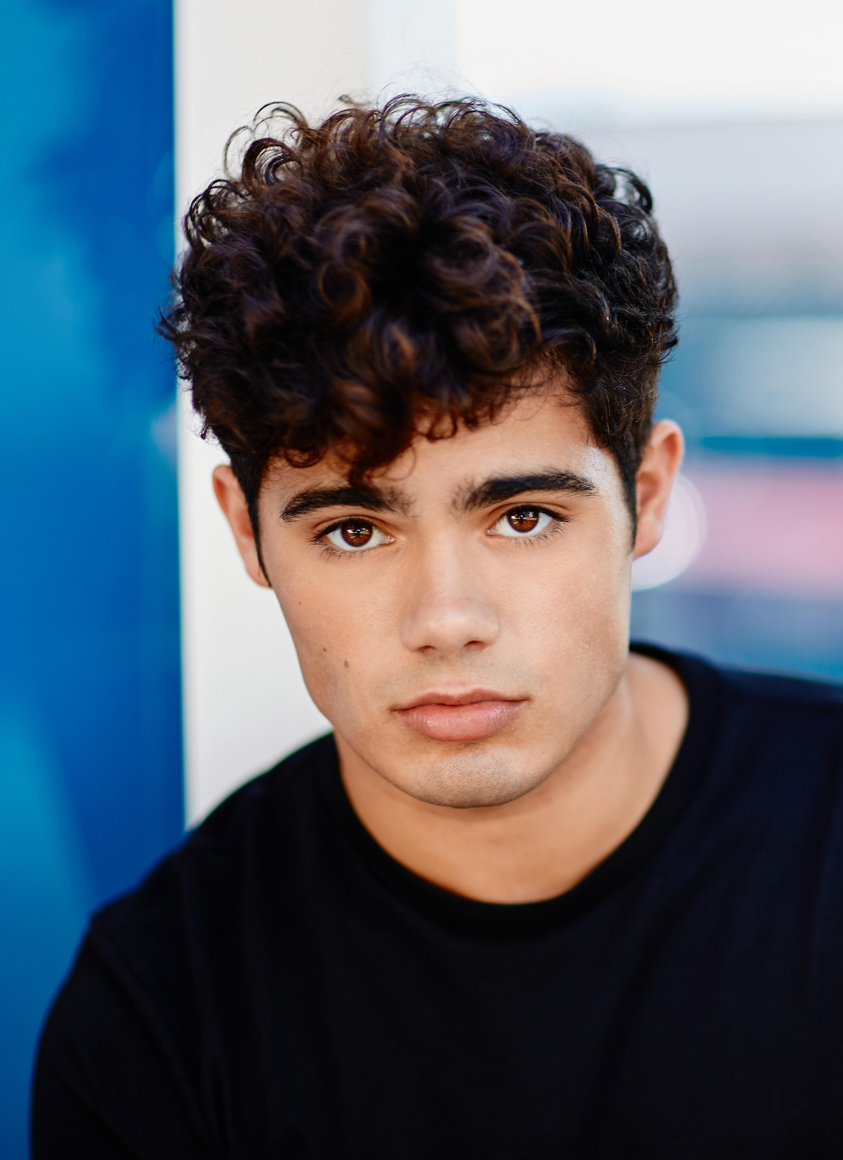 actor Emery Kelly large photo