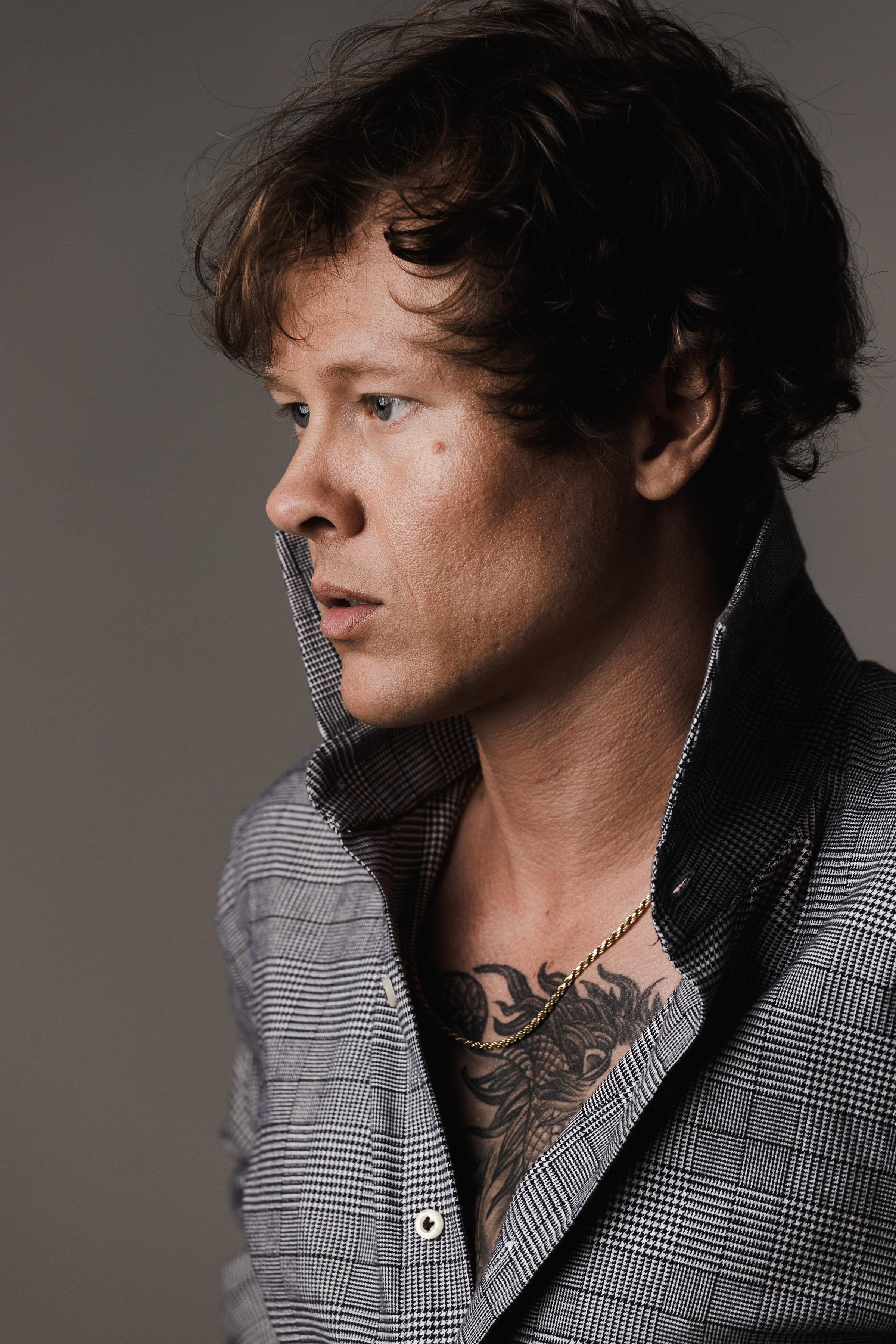 actor Guy Wilson large photo