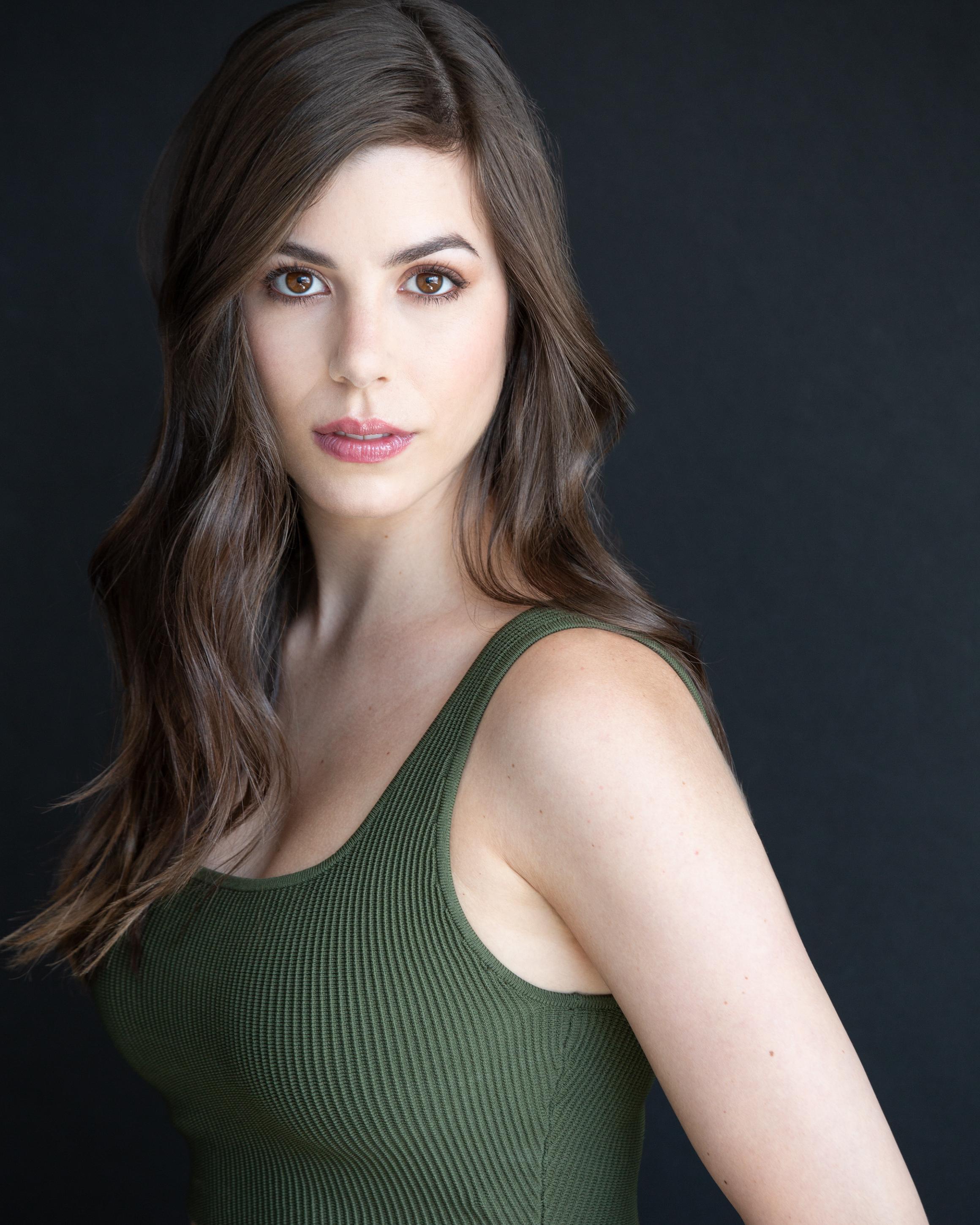 actor Leigh Truant large photo