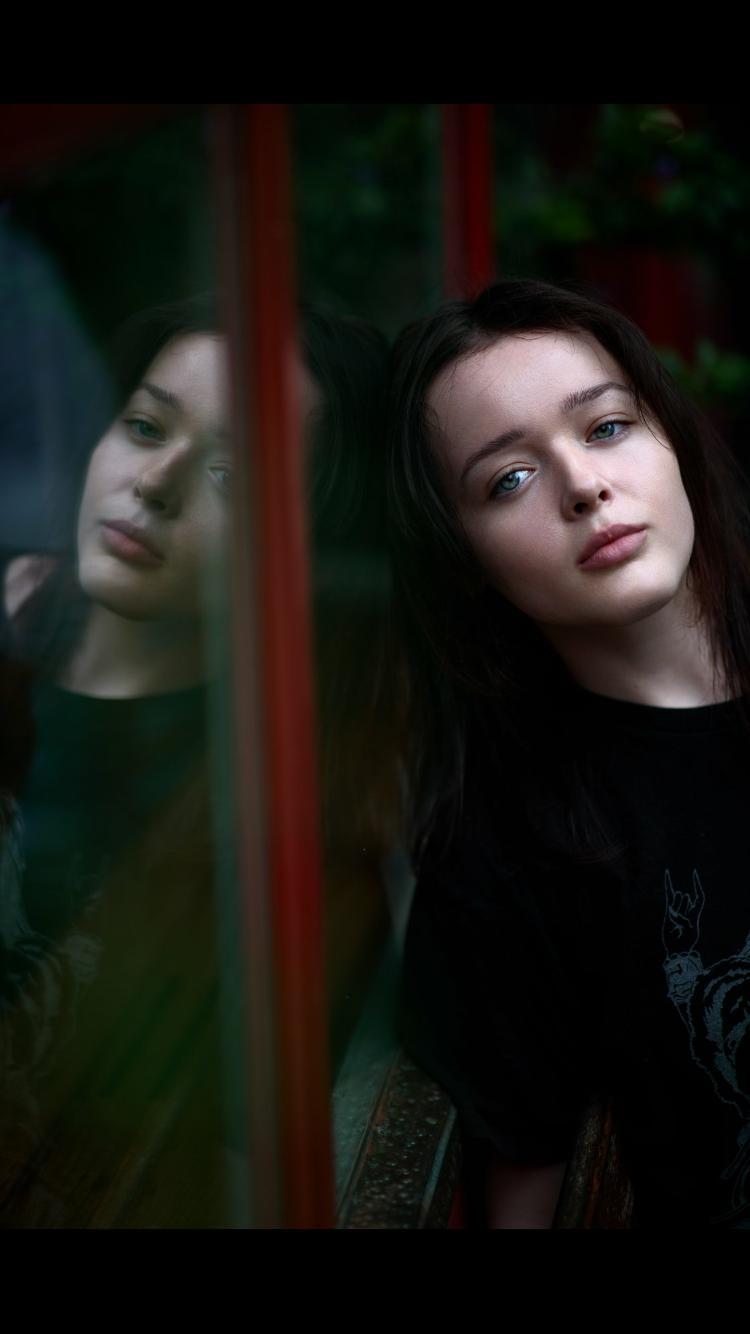 actor Anna Cobb large photo