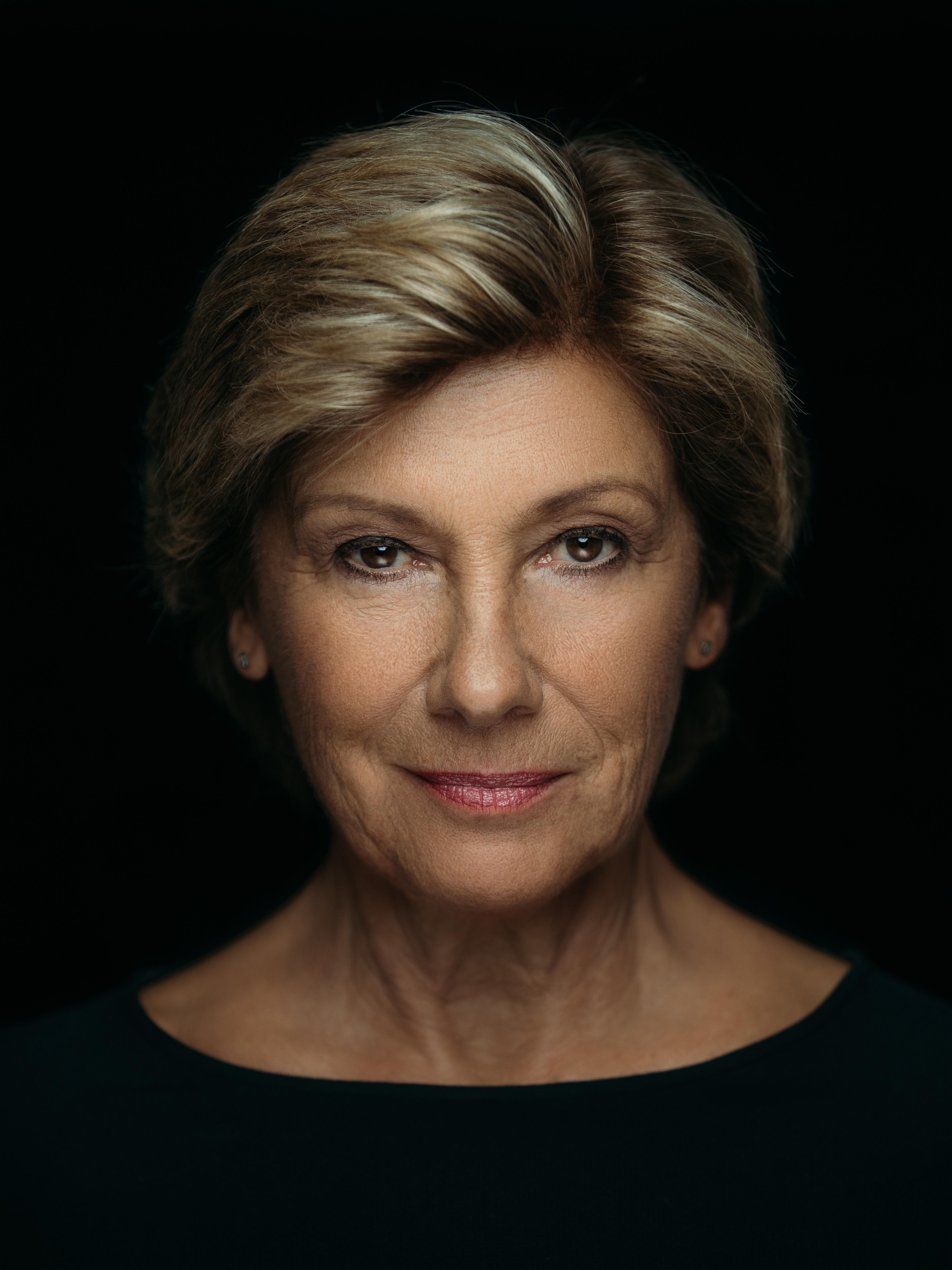 actor Olivia Silhavy large photo