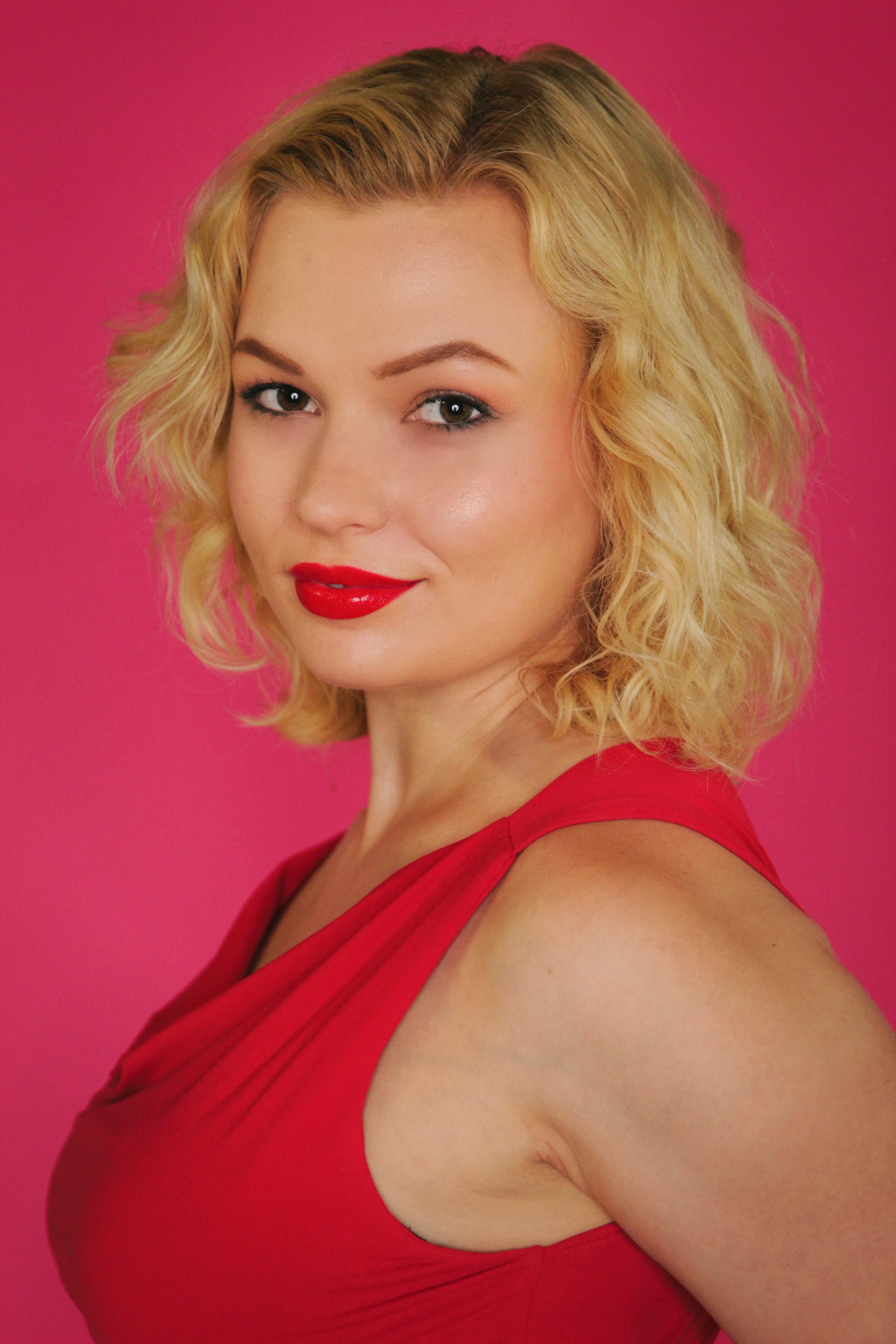 actor Victoria Strange large photo