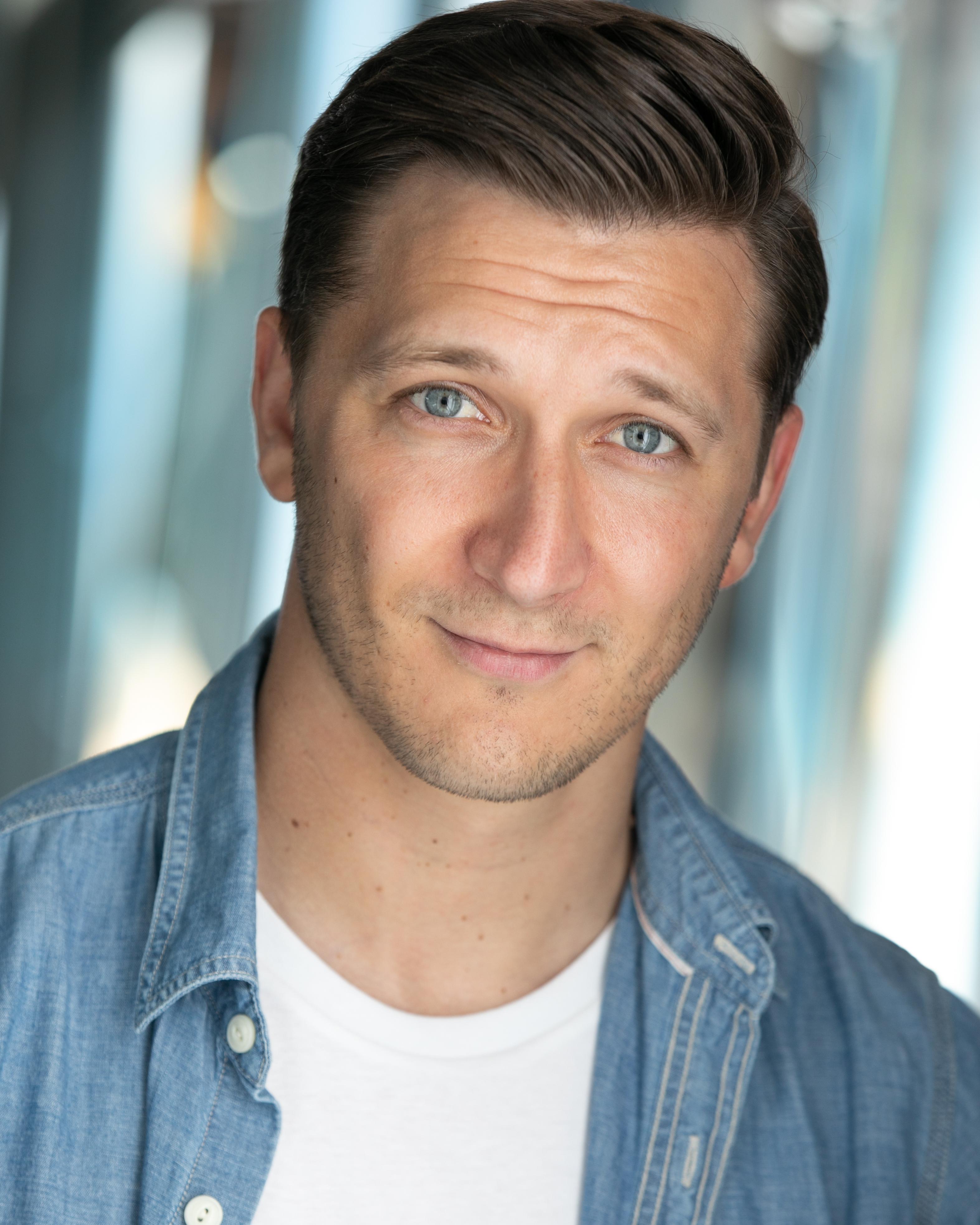 actor Tom Hendryk large photo