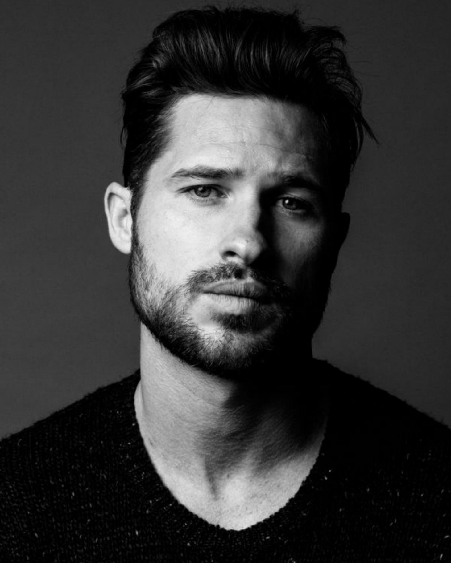 actor Rob Healy large photo