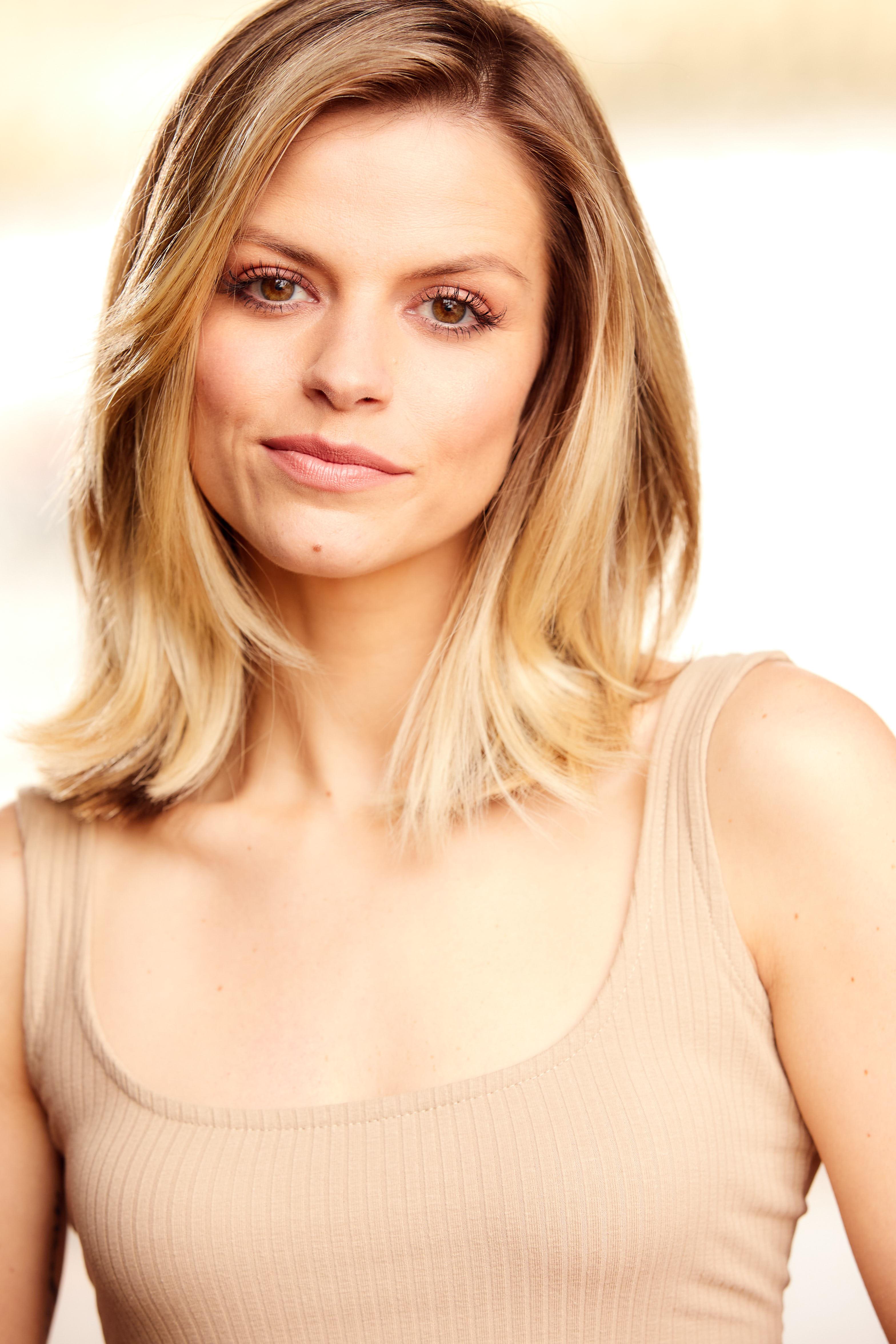 actor Emma Elle Roberts large photo