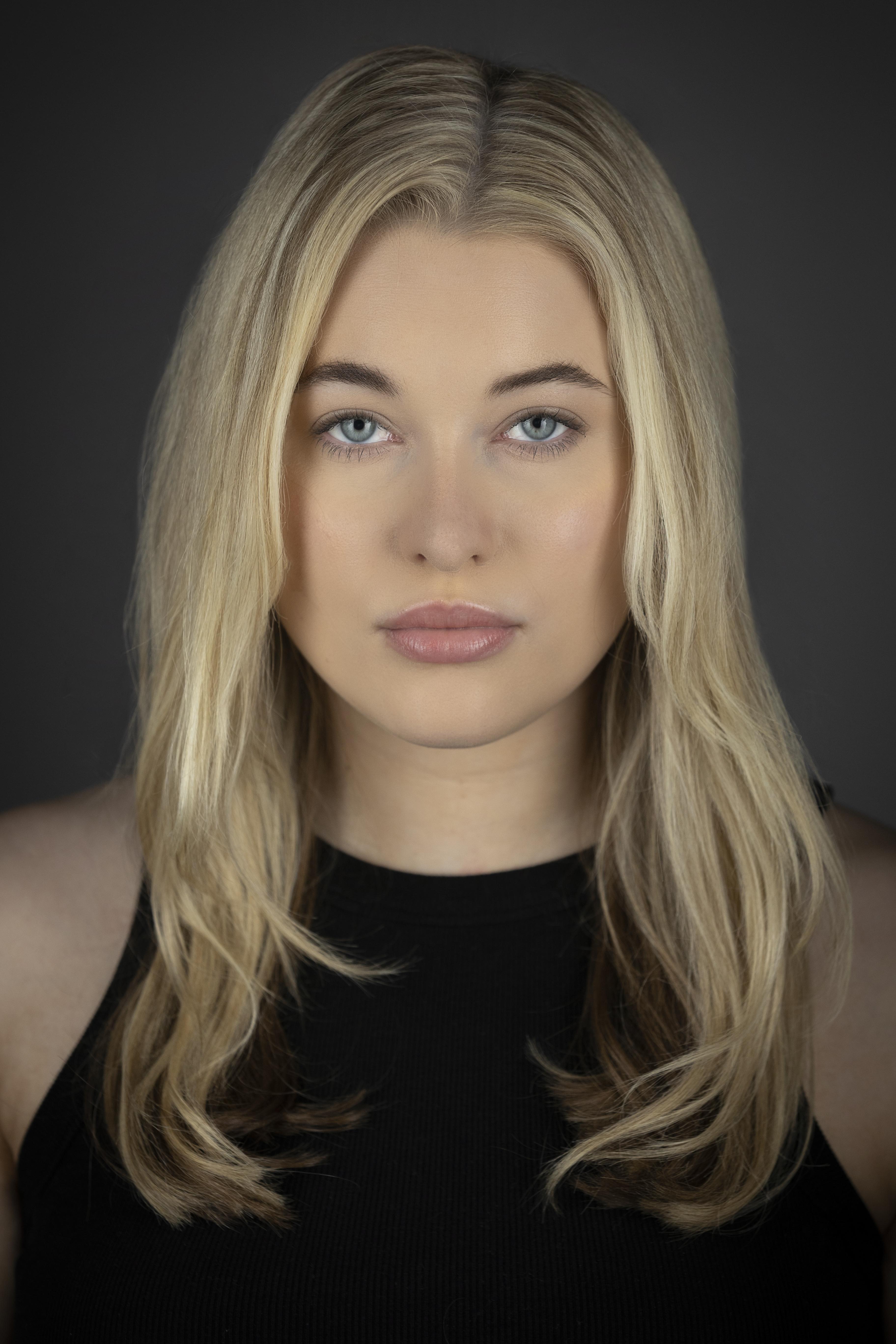 actor Julia Reilly large photo