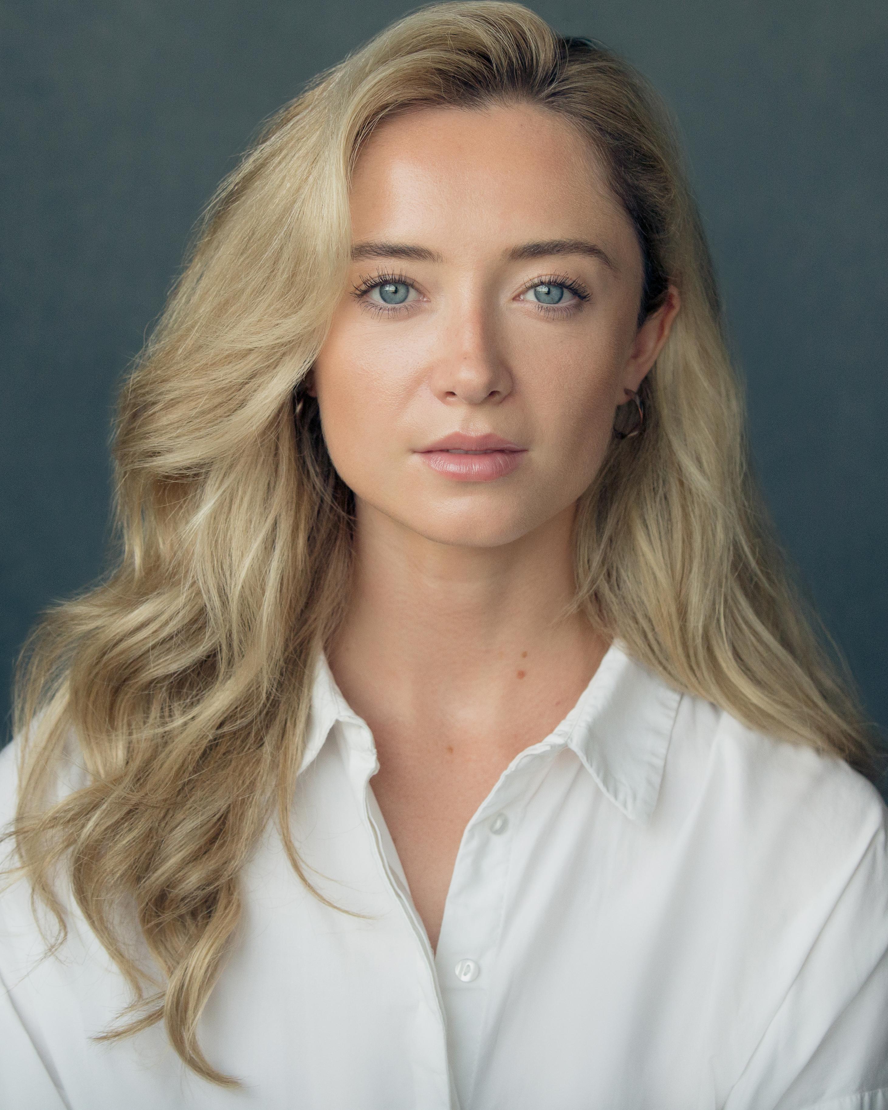 actor Ella Starbuck large photo