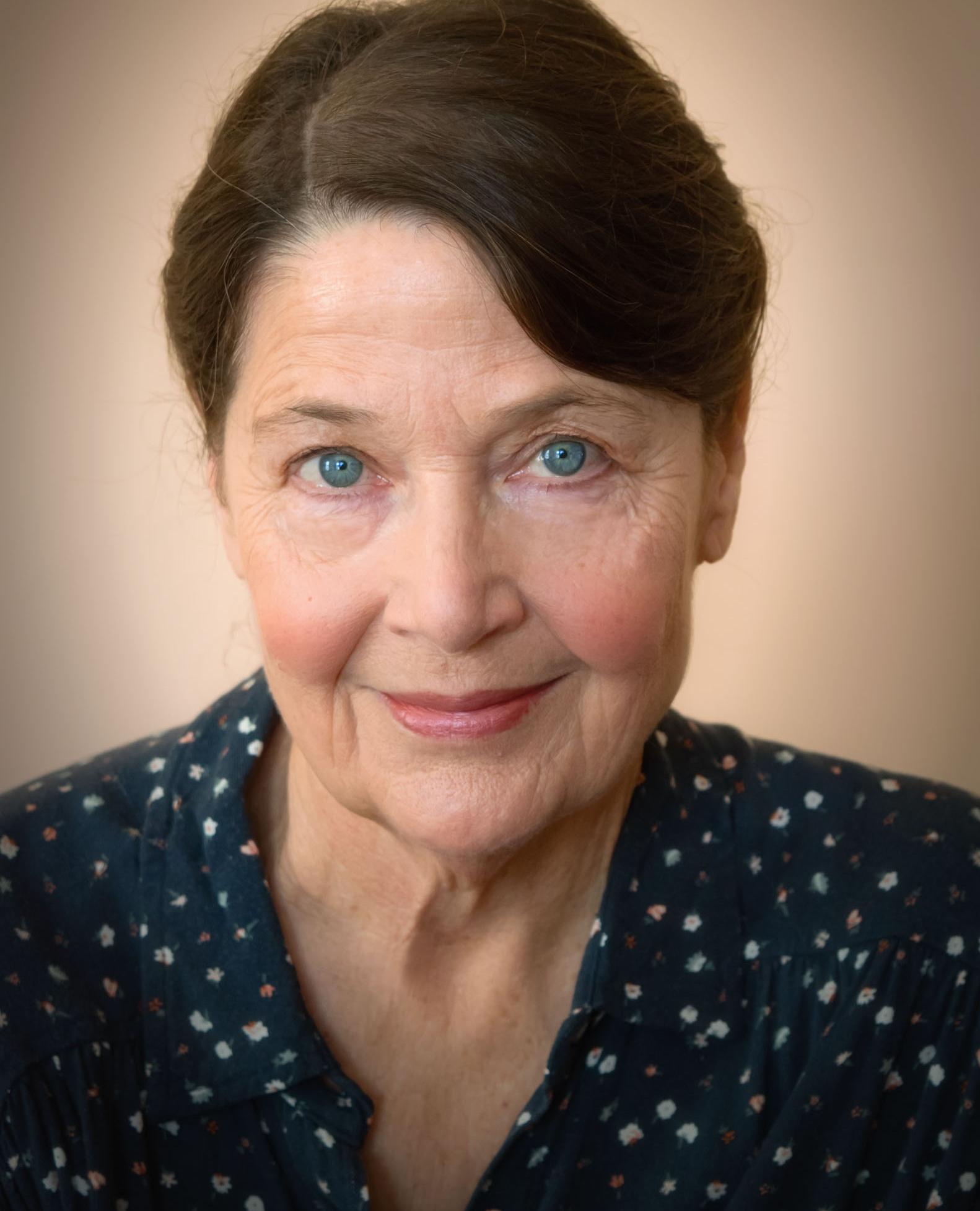 actor Angela Fox large photo