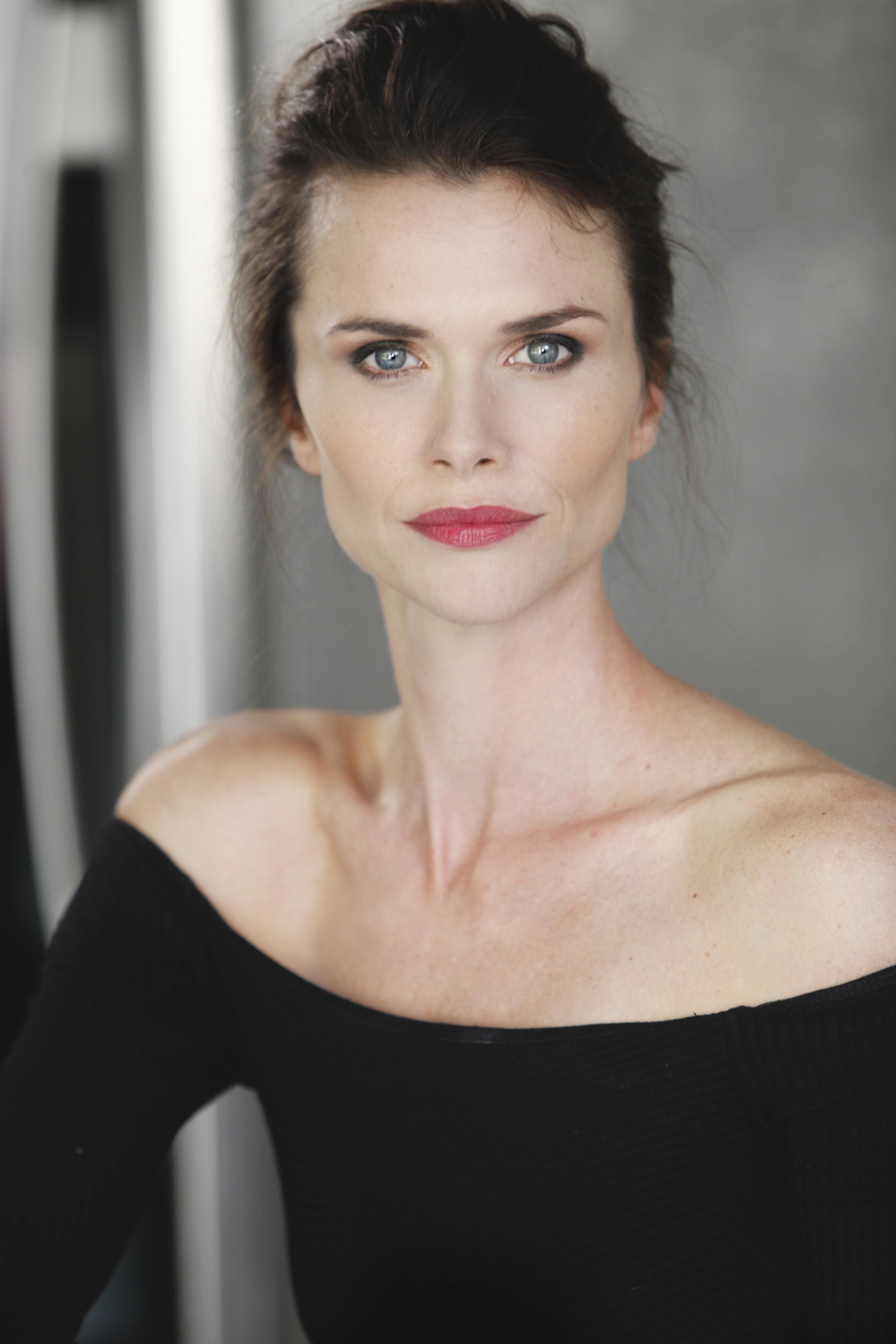 actor Claire Byrne large photo