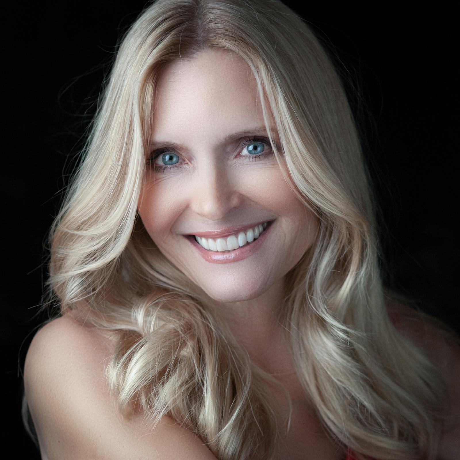 actor Elizabeth Gast large photo