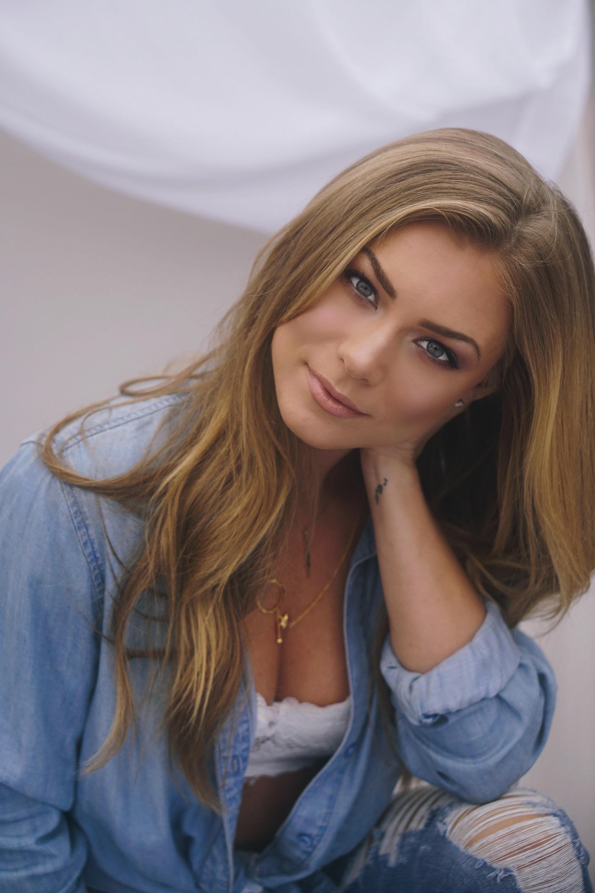 actor Nikki Leigh large photo