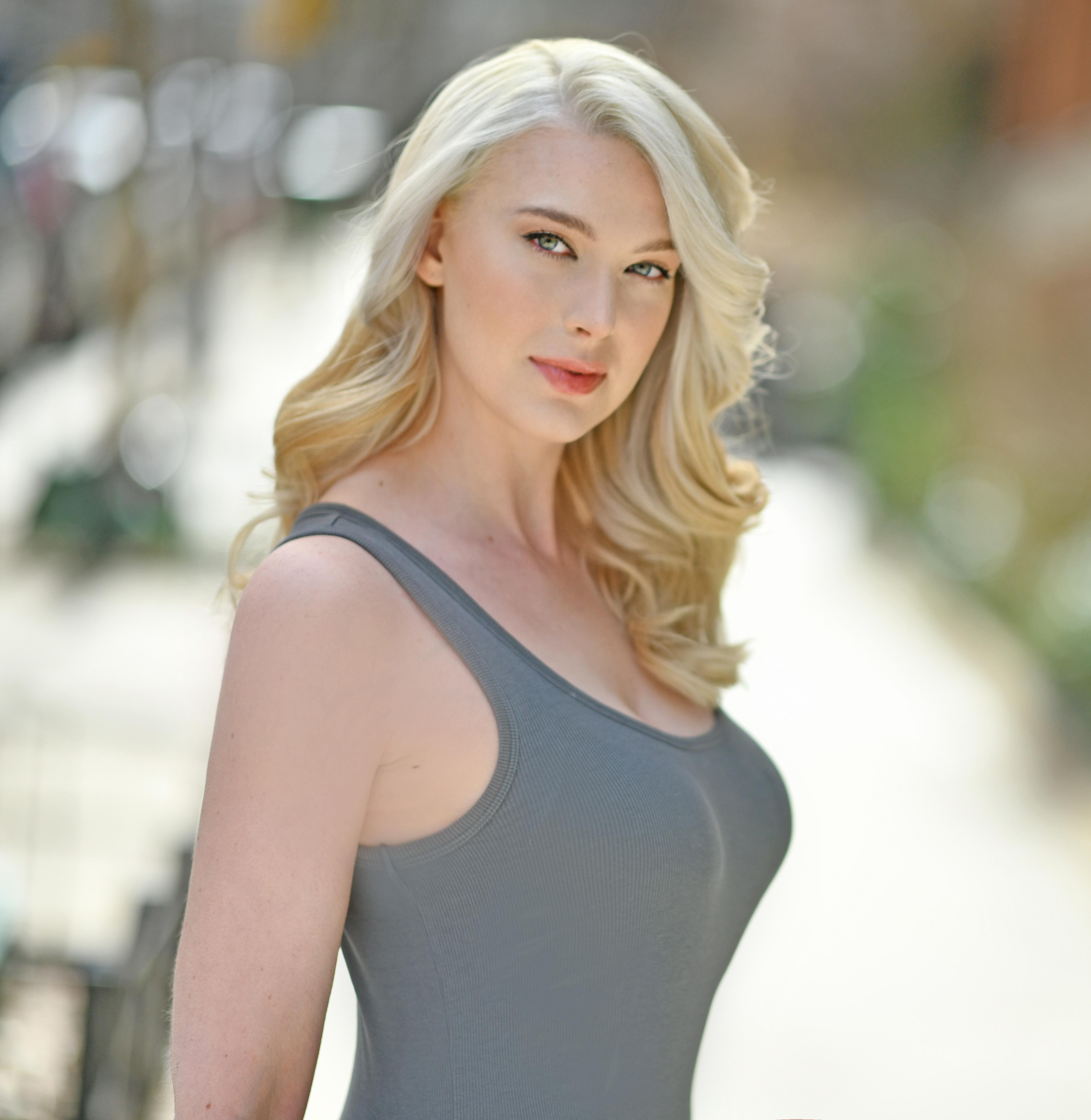 actor Holly Zuelle large photo