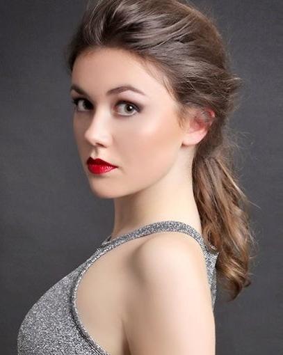 actor Eve Bracken large photo